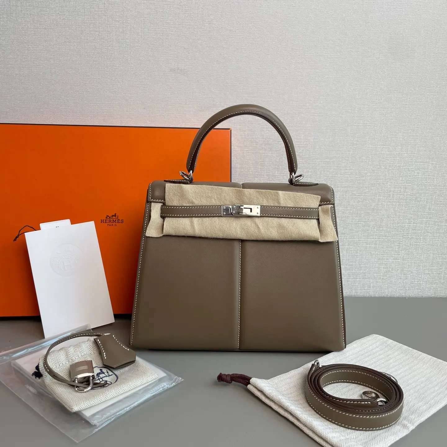 Pre-owned Hermes Kelly25 padded Etoupe Silver Hardware swift Luxury Bag P07E06014
