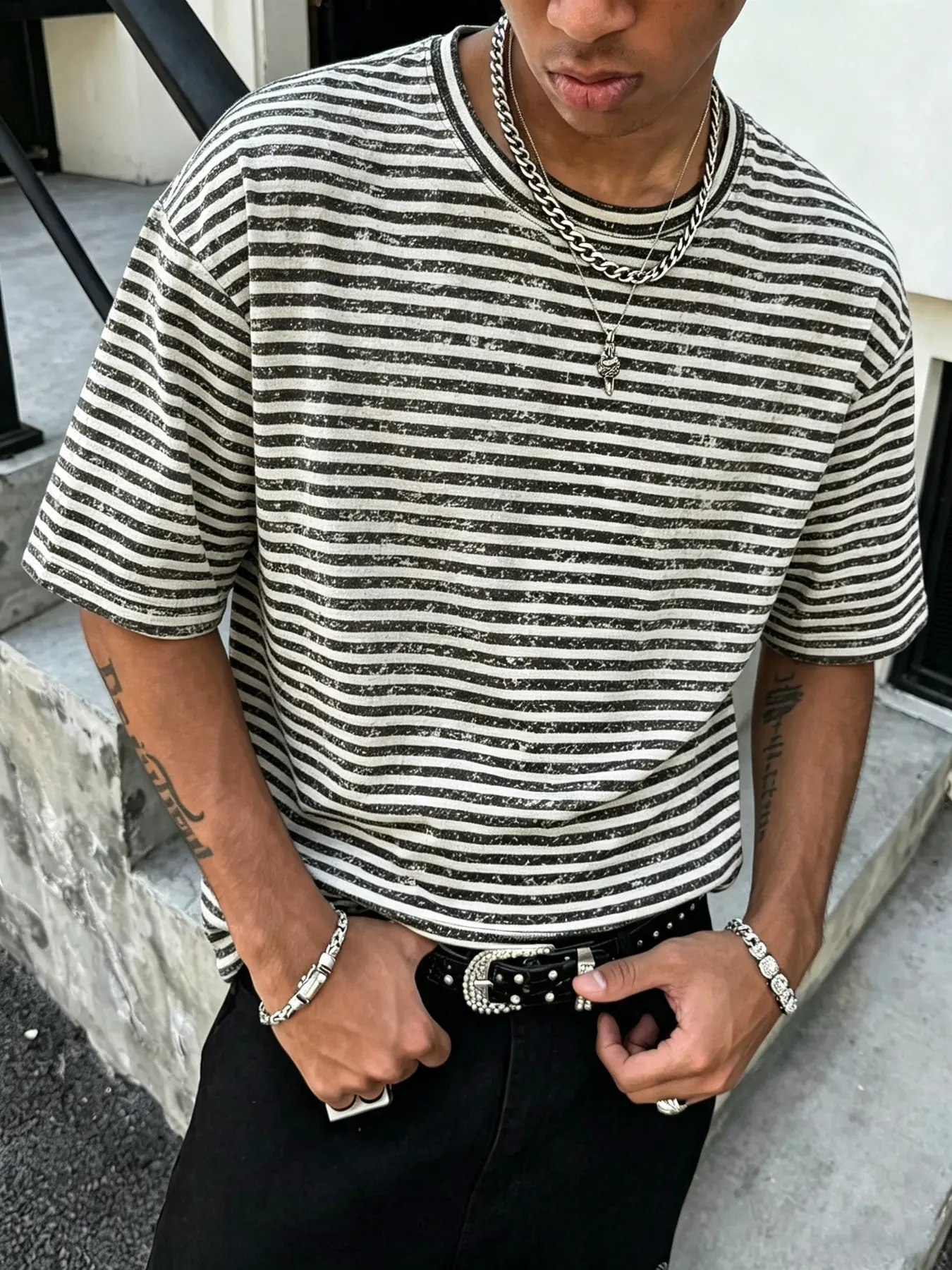 Short-sleeve T-shirt featuring a minimalist striped pattern and a boxy, cropped fit; made from cotton—a sweat-absorbent, breathable fabric. Suitable for various occasions, including daily commuting; Y2K style; a wardrobe essential.