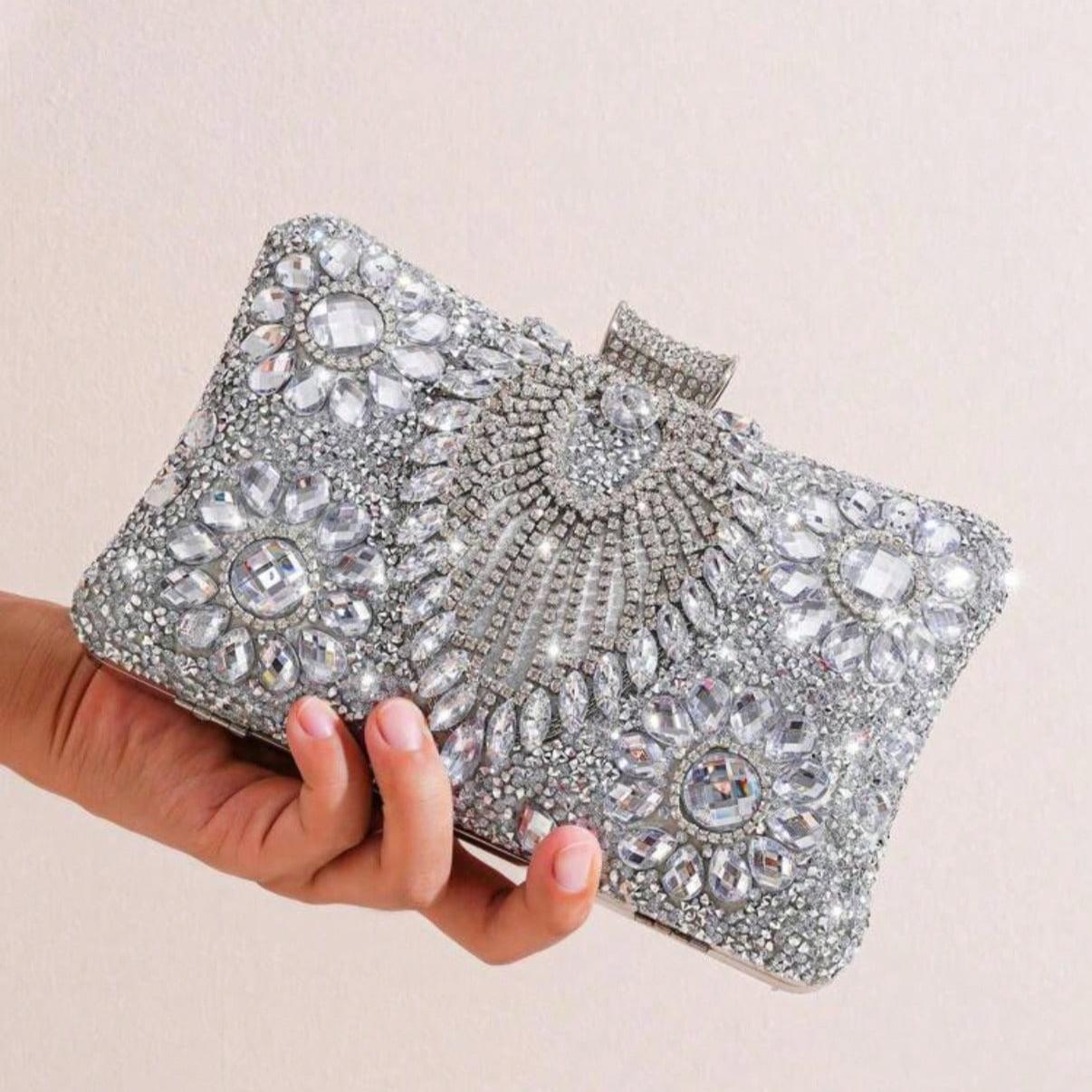 Silver Rhinestone-Embellished Evening Clutch with Detachable Chain a Versatile Shoulder, Crossbody, or Party Wallet. This fully rhinestone-covered mini bag is perfect for parties, weddings, Christmas celebrations, and similar occasions.