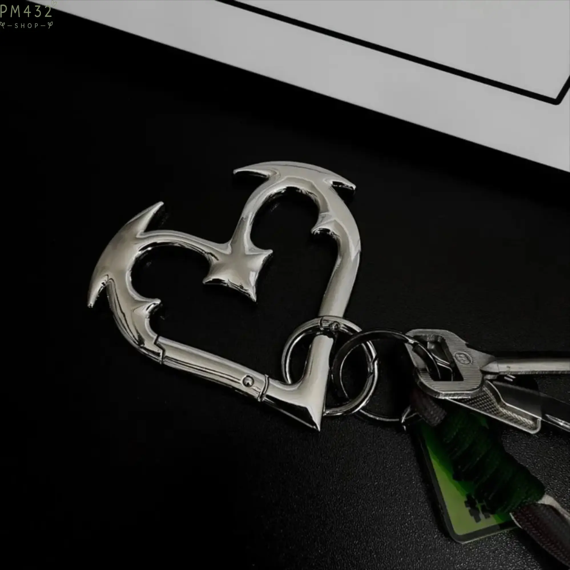 Gothic Heart Carabiner Keychain, Heavy Duty Metal Key Holder with Secure Clip, Unique Bag Charm Accessory, Bold Statement Keychain for Car Keys, Backpack & Purse Decoration, Stylish Gift for Men Women Teens, Everyday Carry Accessory