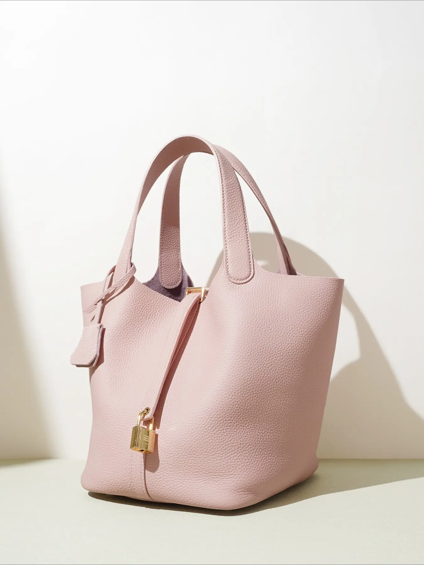 2025 New Bucket Leather Bag Vegetable Basket Leather Handbag Premium Versatile Simple Commuter Women's Bag