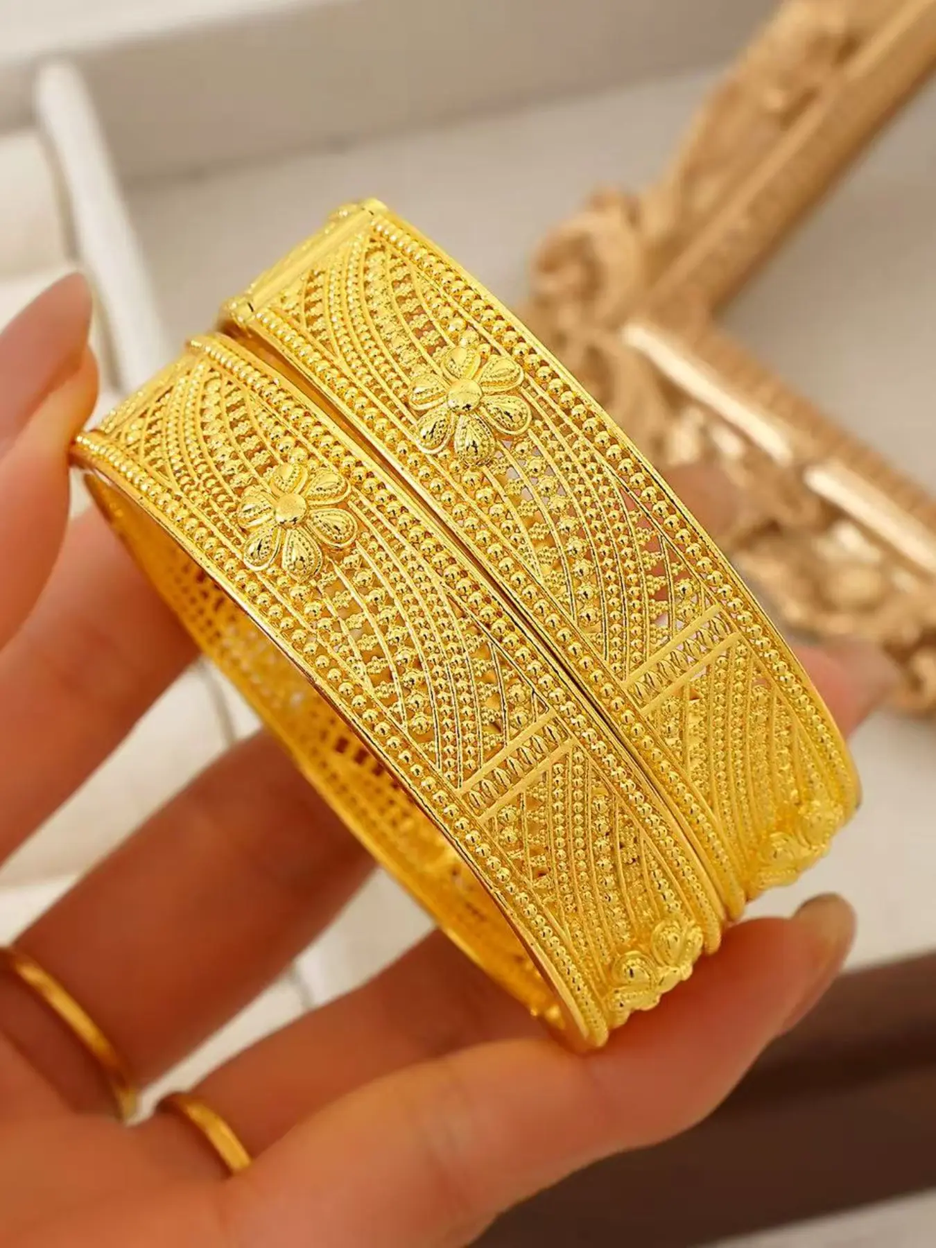 2pcs Women's Fashion Opening Cuff Bracelets, Cuff Bangle Set, Elegant All-Over Print, Wedding Accessories, Copper Material, Perfect for Couples