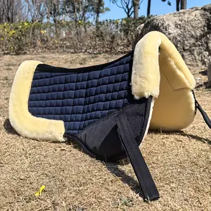 British-style saddle pad, with molded foam padding, made of soft synthetic polyester material, soft, durable, and easy to clean. A multi-purpose equestrian training saddle pad, suitable for shock-absorbing jumping saddles. (Black, Navy, White)