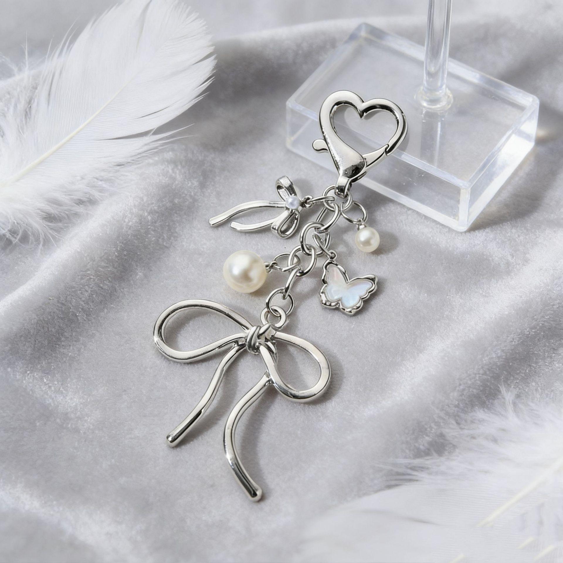 2026 New Arrival (Minimalist Style) — Distinctive Alloy Ribbon & Bow Series: French-Inspired, High-End, Versatile, and Elegant Keychain