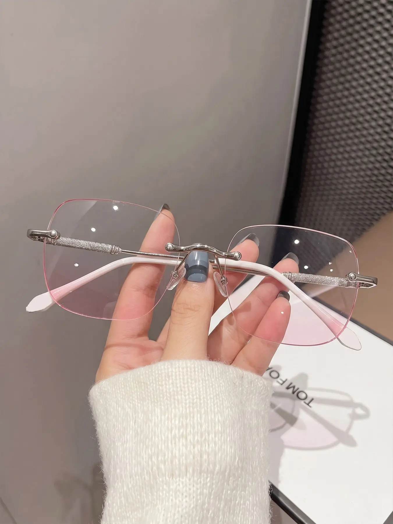 GUIGLA Fashion Frameless Square Blush Gradient Lens Glasses, Luxurious Shiny Metal Legs, Ideal for Daily Travel Selfies