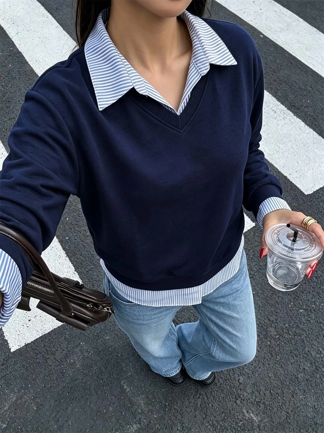 College-style dark navy V-neck sweatshirt with a faux two-piece striped collar, layered long-sleeve casual pullover, soft and loose basic top, suitable for office daily wear, campus classes, coffee to-go, and autumn travel.