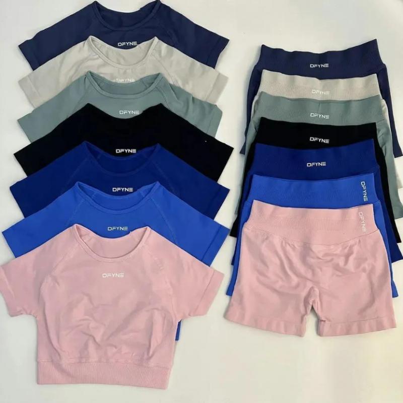 DFYNE Seamless Yoga Set for Women: Short-sleeved Top + Ruffled Elastic Shorts, Breathable and Slimming Sportswear