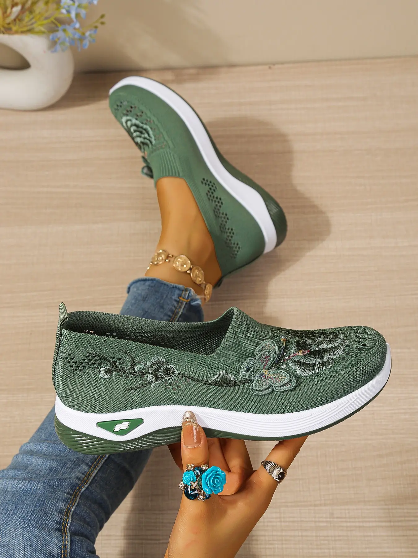 Middle-Aged Women's Embroidered Walking Shoes, Summer Mesh Breathable Slip-On, Low Heel Soft Sole Anti-Slip Lightweight Casual Shoes