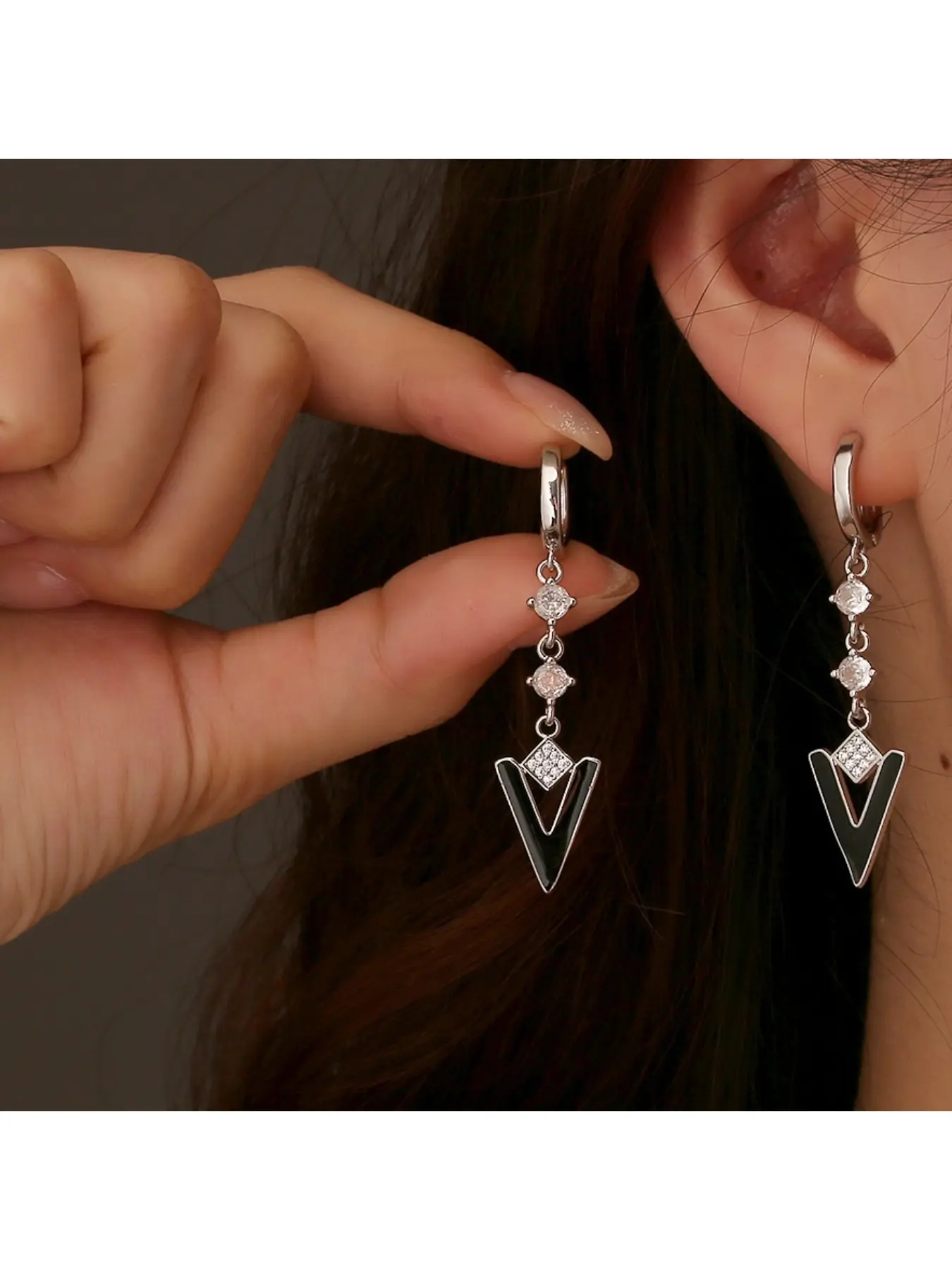 New geometric teardrop fringe earrings black stripe diamond inlaid long triangle earrings V-shaped drop earrings Jewelry Design