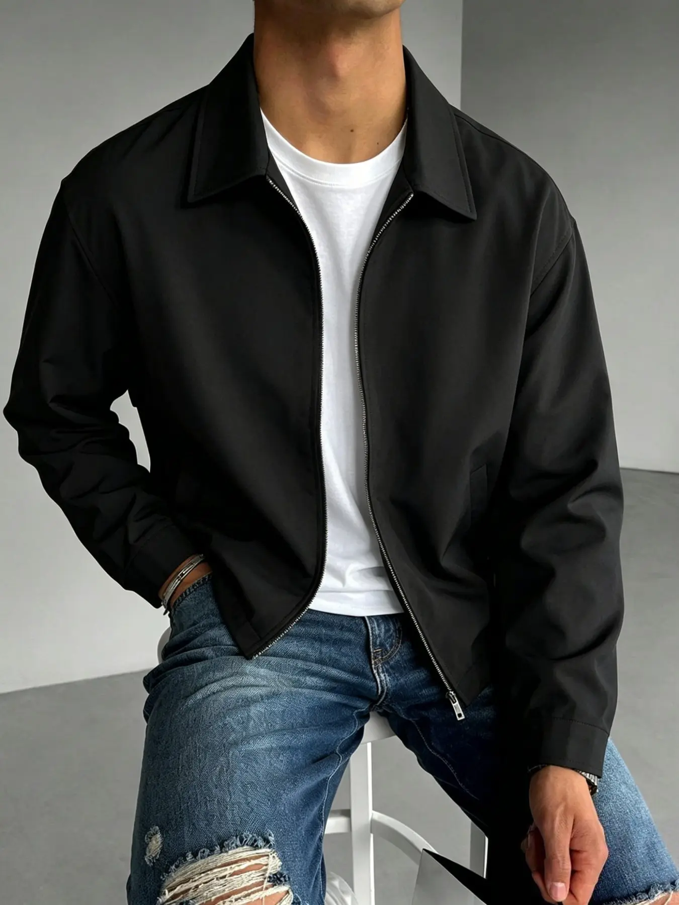 Men's casual collared jacket—a lightweight, windproof option suitable for travel, daily commutes, work, or school. This durable outdoor garment blends style with functionality and is designed to handle various weather conditions.