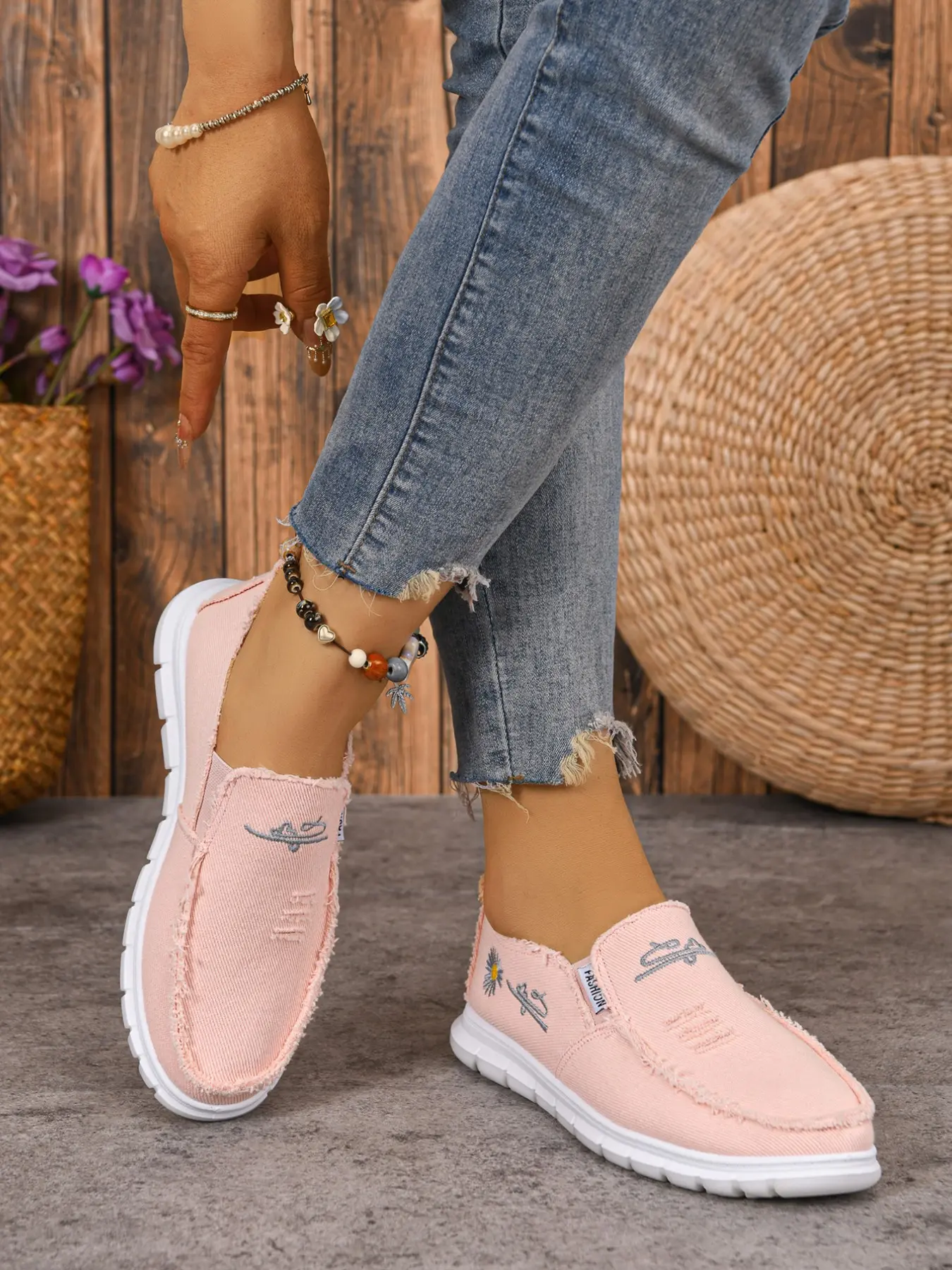 Summer Girls' Daisy Embroidered Slip-On Shoes, Breathable Canvas, Anti-Slip Flat Sole, Comfortable for All Seasons, Casual Style