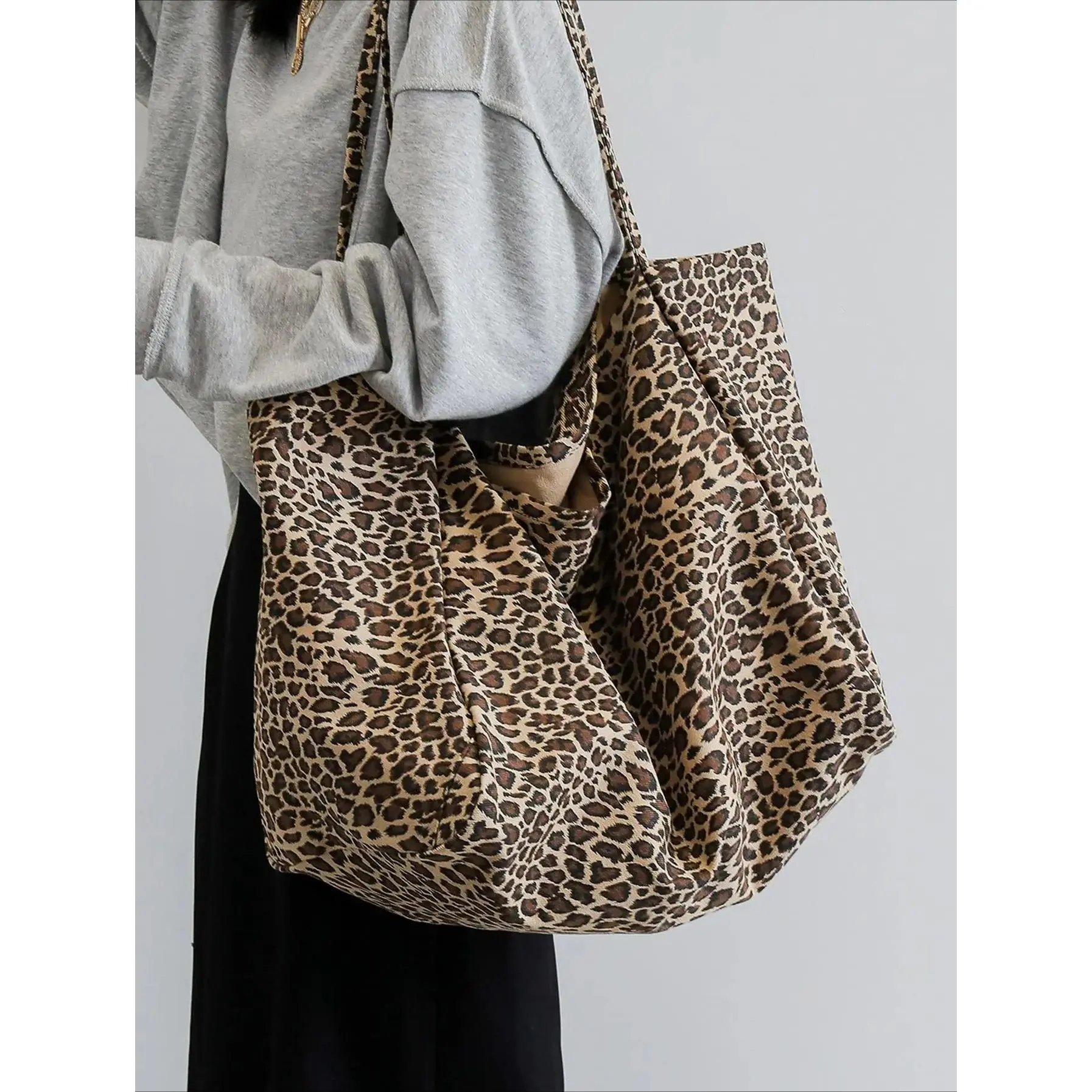 Leopard Tote Bag for Women, Large Capacity Casual Shoulder Bag, Trendy and Versatile Commuter Purse for Everyday Shopping, Tote Bags