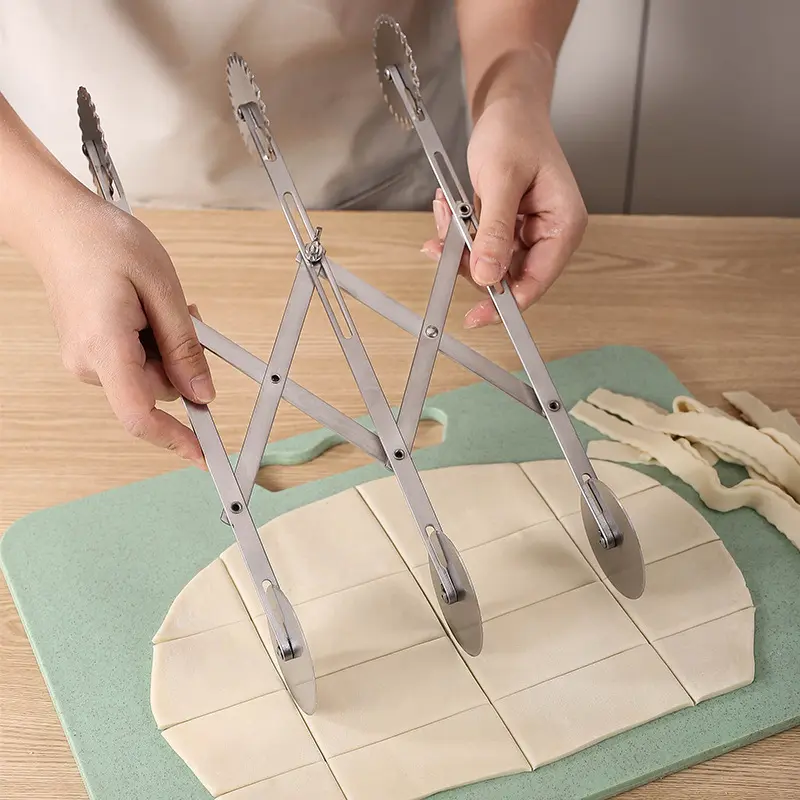 1 stainless steel multi wheel cutter with adjustable spacing, a pasta artifact! Multi wheel cutter, capable of cutting even noodles/dough in one go, saving time and effort, making hand rolled noodles