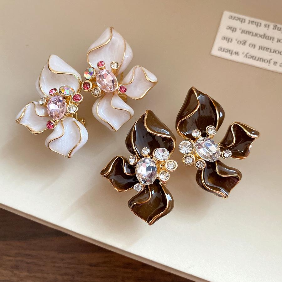 Silver needle studded with diamonds, oil-dripping flower ear clip, ear stud, mid-century vintage, retro earrings, light luxury and high-end women's jewelry