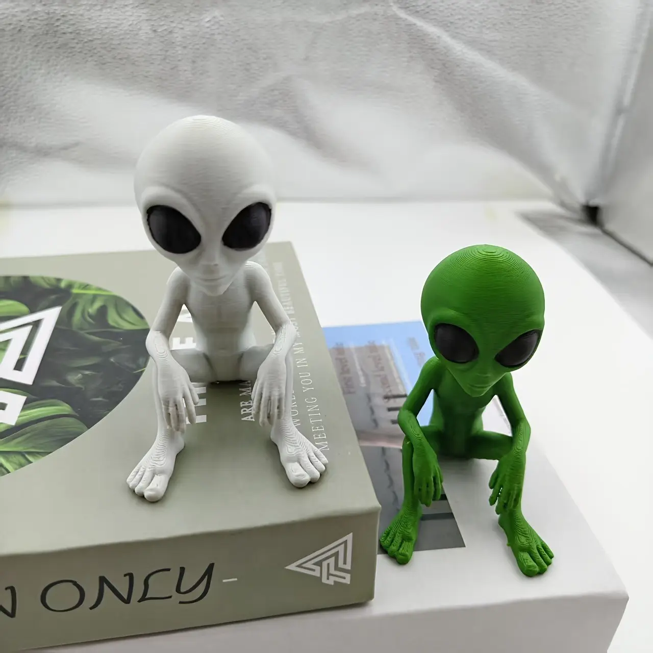 Halloween Gift Sci-Fi Alien Figurine, Resin Craft Creative Desk Decor, Futuristic Home Atmosphere, Cute Sitting Alien Handmade Ornament, Nordic Style