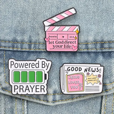 3PCS Christian Faith Cartoon Brooch Set, Alloy Brooch Pin, Modern Style with Powered By Prayer Good News Newspaper And Let God Direct Your Life Clapperboard Design Enamel Pin Decor Pins, for Christian Teens Church Friends Backpack Jacket Decoration Gift