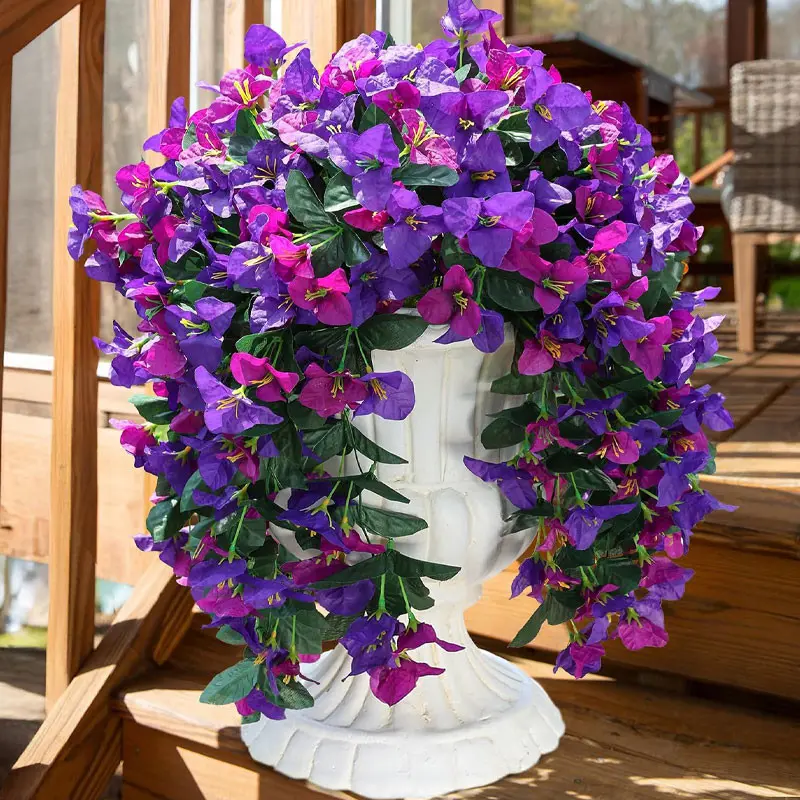 Four sets of realistic triangular flowers, suitable for outdoor decoration, fake hanging plants, imitation outdoor flowers. Resistant to ultraviolet rays. Suitable for baskets, doorways, front yards, terraces, balconies, and courtyards.