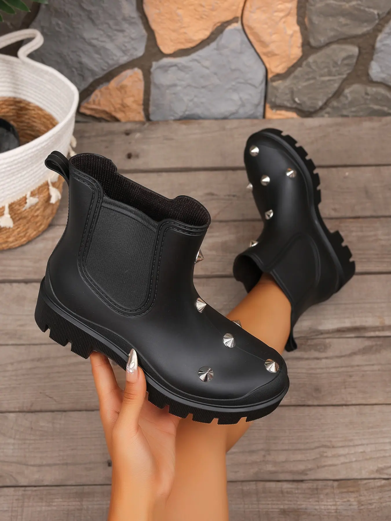 Women's mid-heel waterproof rain boots, classic and stylish rain boots, durable one-piece design with no leaks, easy-to-clean smooth matte surface, suitable for rainy days, camping, beach outings, and commuting.