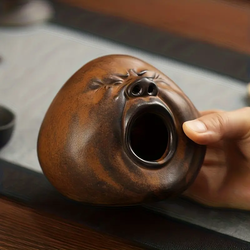 Creative screaming-face ceramic incense holder, designed drawing on the primitive style of Shigaraki ware and full of oriental zen charm. It can serve as a decorative sculpture for meditation and altars.