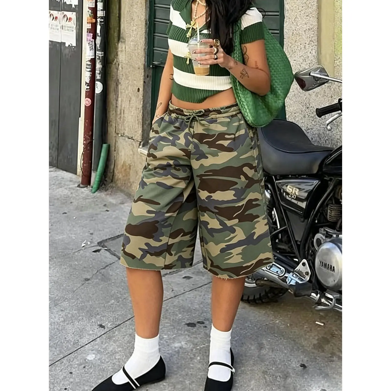 Women Camo Print Bermuda Shorts, Elastic Drawstring Waist Raw Hem Wide Leg Knee Length Cargo Shorts Y2K Casual Streetwear Shorts with Pockets