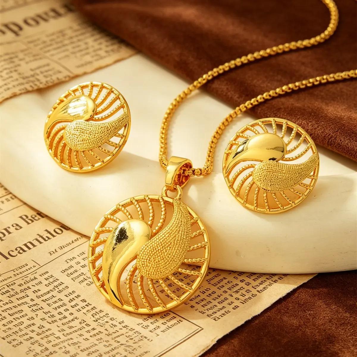 18K Gold French Light Luxury Gold Round Hollow Water Drop Shape Jewelry Necklace