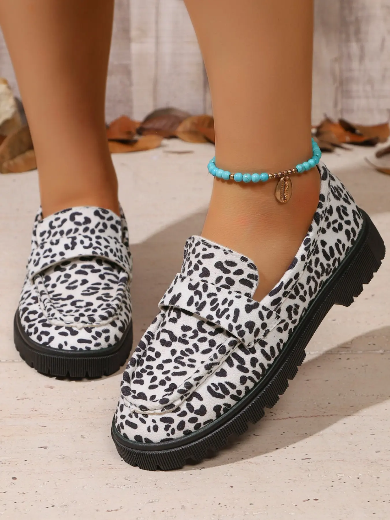 Unisex Leopard Print Loafers, Casual Round Toe Design, Medium Width Fabric Upper, Rubber Sole, All-Season Footwear, Slip-On Style