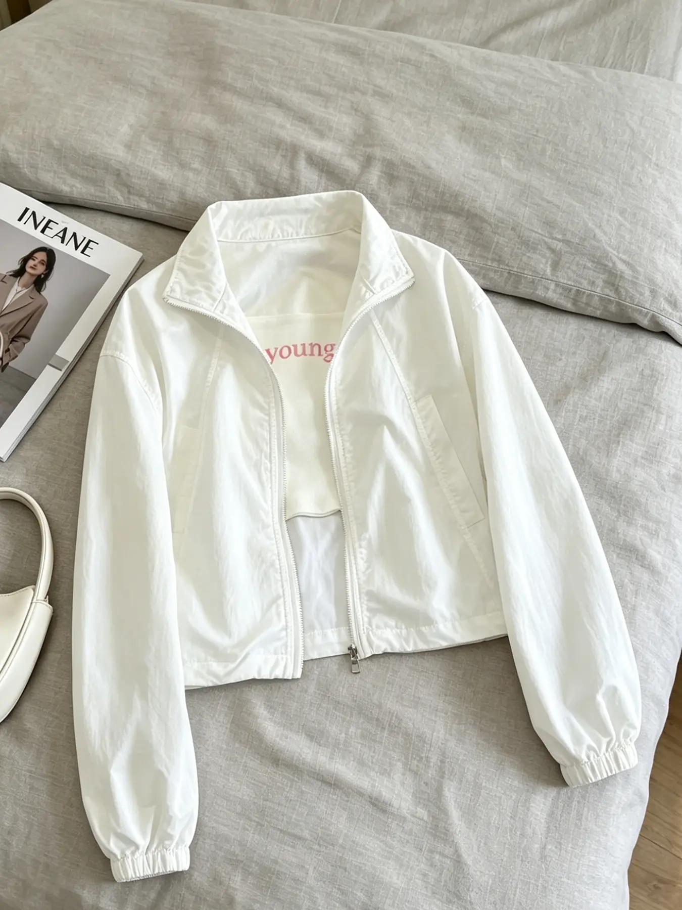 A women's fashionable pure white stand up collar zipper jacket Outerwear, with lightweight and slightly wrinkled sleeves and side pockets, suitable for commuting, outdoor play, indoor and outdoor wear