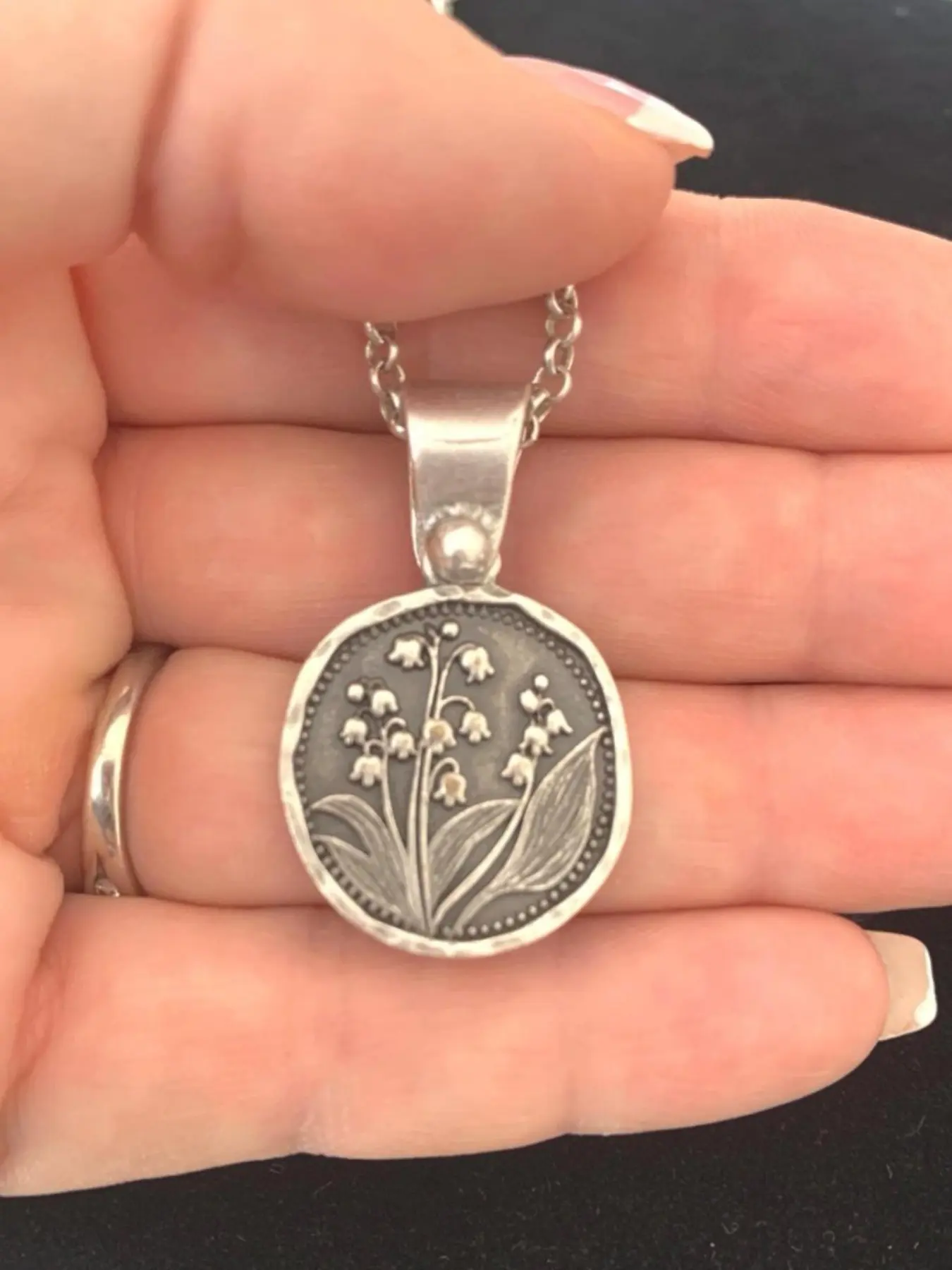 1 Piece Vintage Lily of the Valley Floral Embossed Round Coin Pendant Necklace, Retro Antique Engraved Thin Chain Clavicle Jewelry Gift For Women Casual Party Daily Outfit