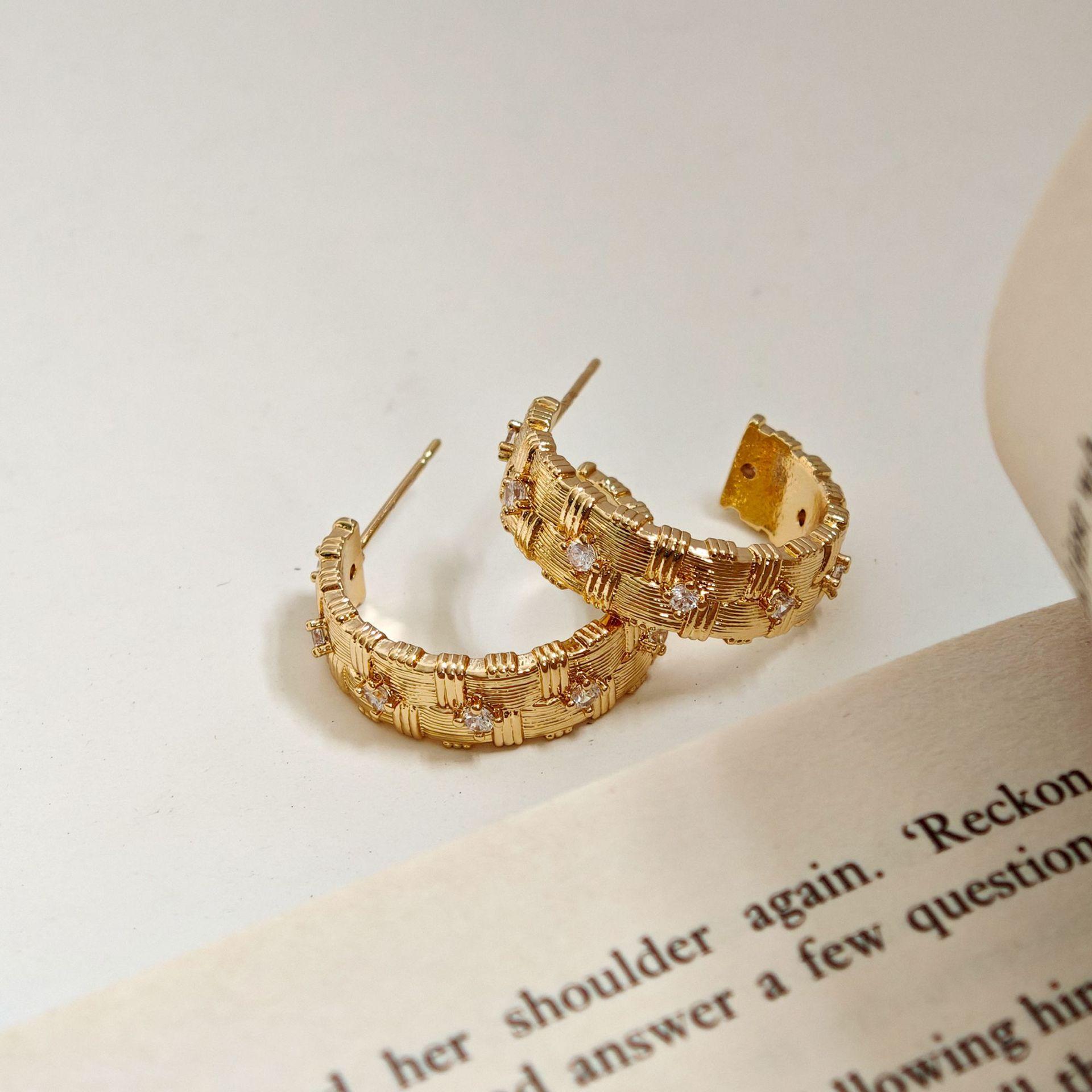 European and American fashion metal diamond-embellished woven design C-shaped hoop earrings with a high-end feel, niche trend, versatile earrings