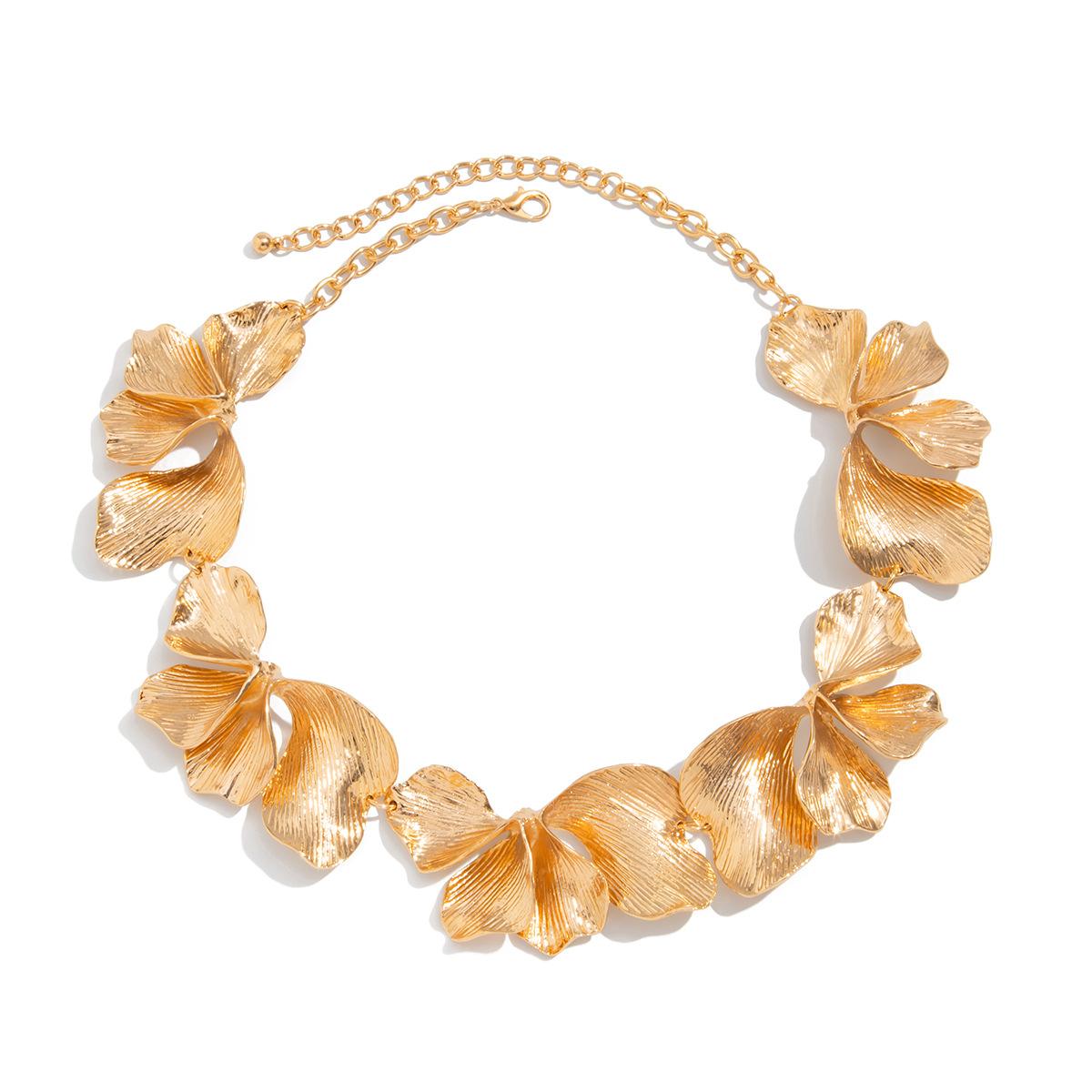 European and American fashion pleated texture flower jewelry, personalized design alloy three-dimensional petal necklace