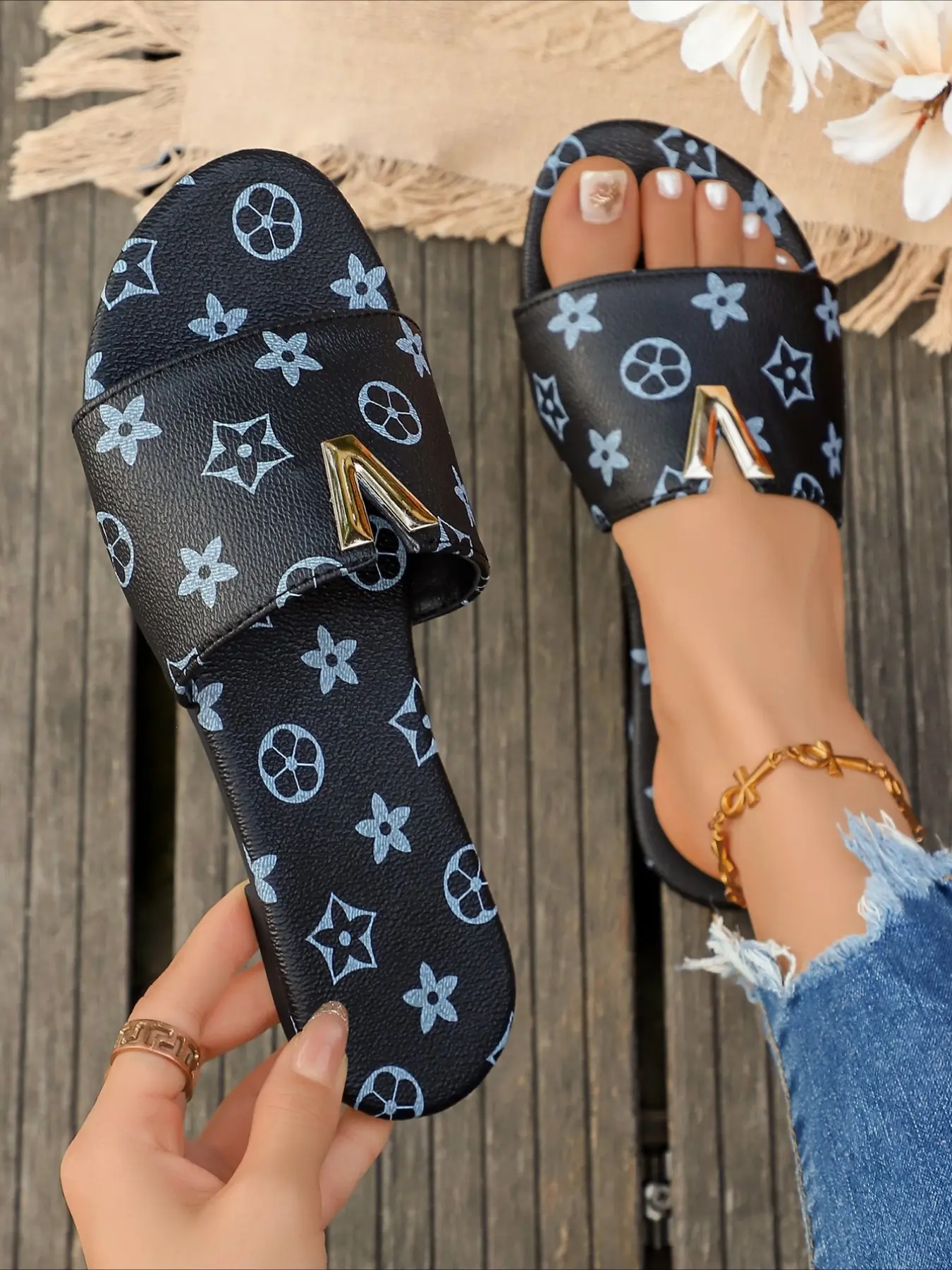 Vintage printed open‑toe slides with metal V‑shaped ornament, flat sole, chic daily women slippers for indoor and outdoor use