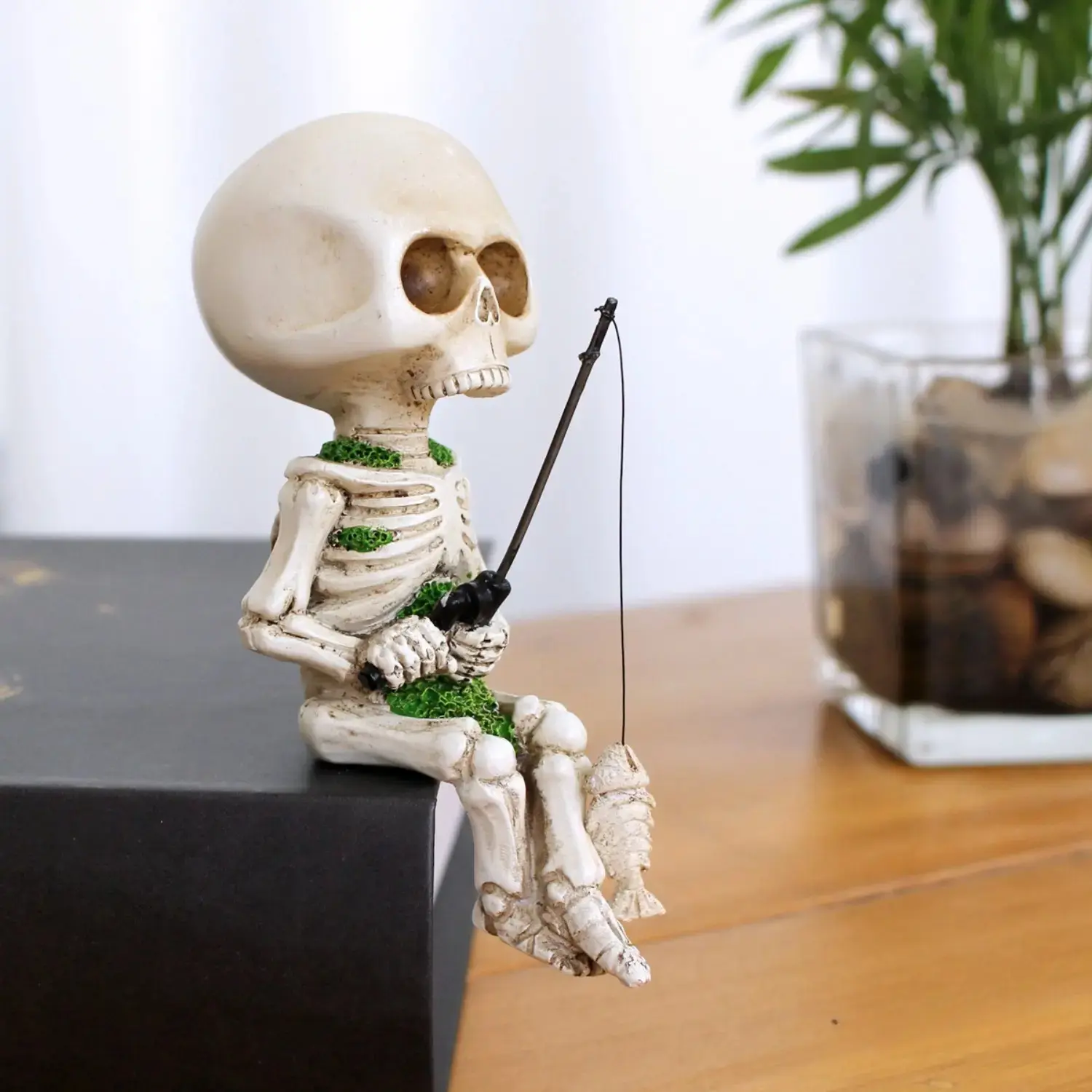 Fishing Skeleton Resin Figurine, Novelty Spooky Halloween Decor Statue, Creepy Atmosphere Ornament, Versatile Tabletop Decor for Office, Home, Camping, Hiking and Hammock Setup