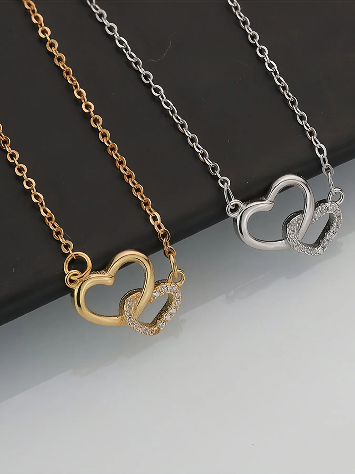 Double heart Bling Necklace collarbone chain temperament heart to heart matching diamond Exquisite Trendy Pendant collarbone, suitable for daily wear, vacation and dating occasions, and also a surprising exquisite small gift.
