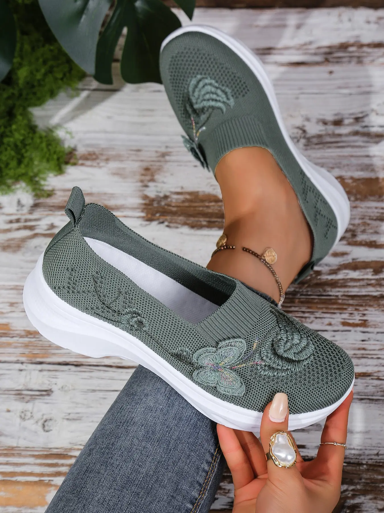 Women's Embroidered Hooked Thick Sole Mom Shoes, Slip-On Breathable Lightweight Walking Shoes, Soft Sole Comfortable Casual Shoes, Breathable Summer Footwear
