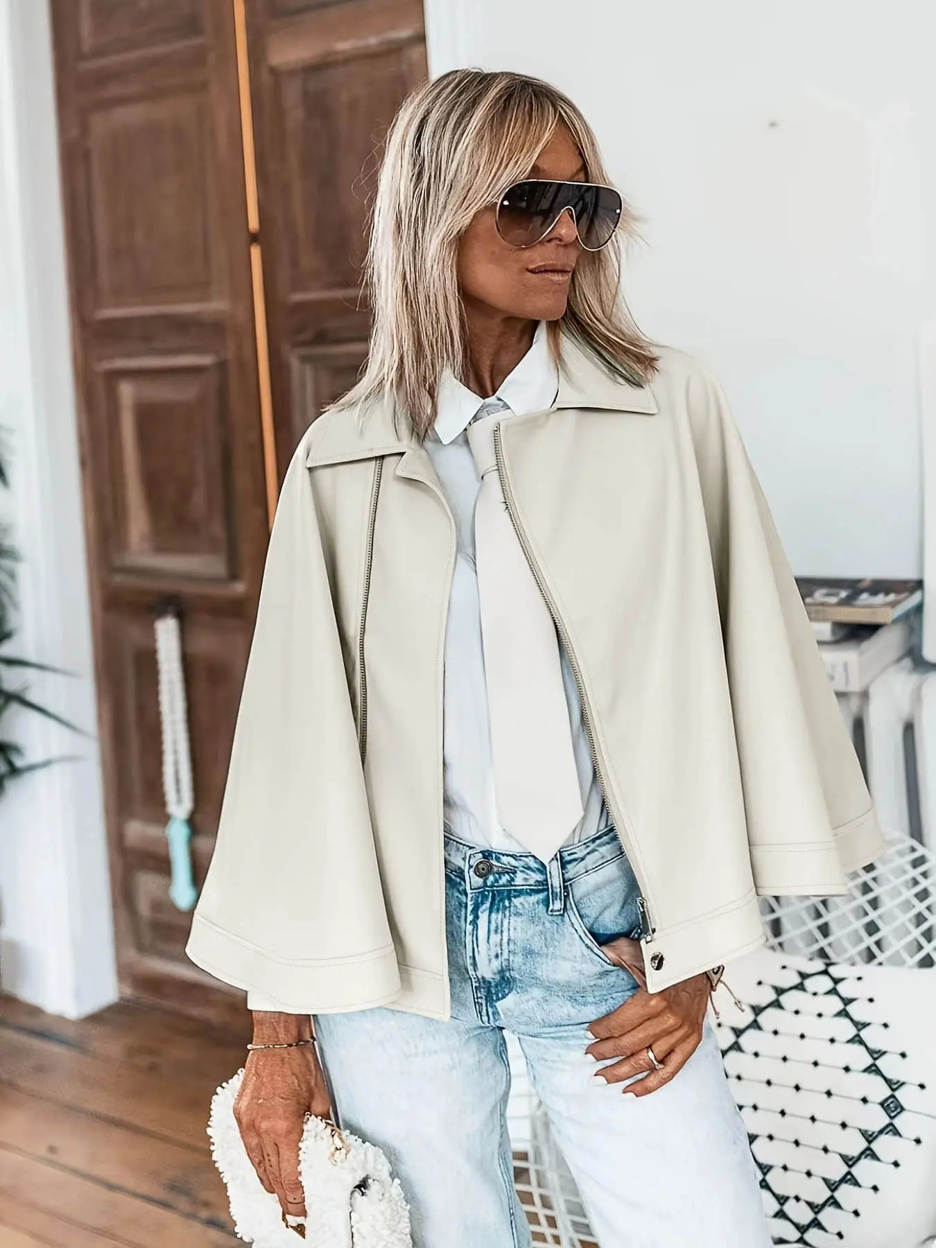 A fashionable women's French style light luxury collared zipper jacket lapel zipper loose cape leather jacket top, suitable for summer, suitable for casual dating, vacation travel, store exploration, check-in