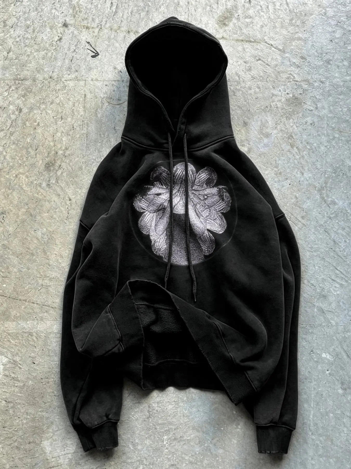 Men's Vintage Washed Black Cropped Pullover Long Sleeve Hoodie, Round Abstract Floral Distressed Print Raw Frayed Edge Grunge Gothic Y2K Streetwear Oversized Loose Hooded Sweatshirt with Kangaroo Pocket for Men