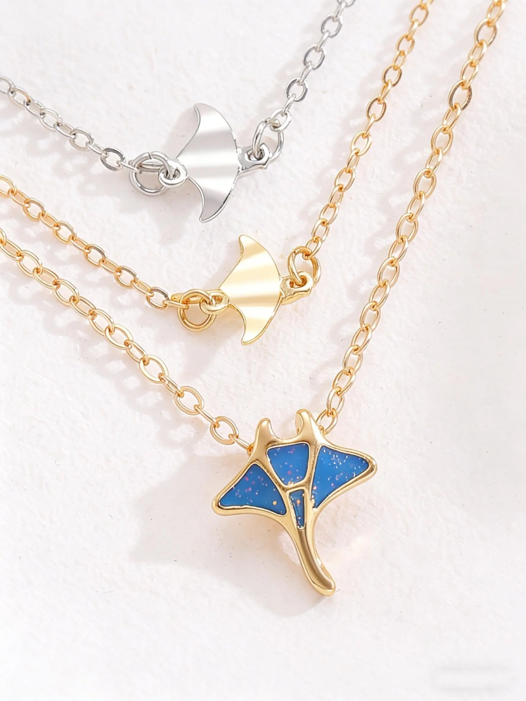 Animal Lovers Charm Pendant Necklace, Bohemian Cute Manta Ray Design, Elegant Alloy Chain, Perfect Gift for Weddings & Parties