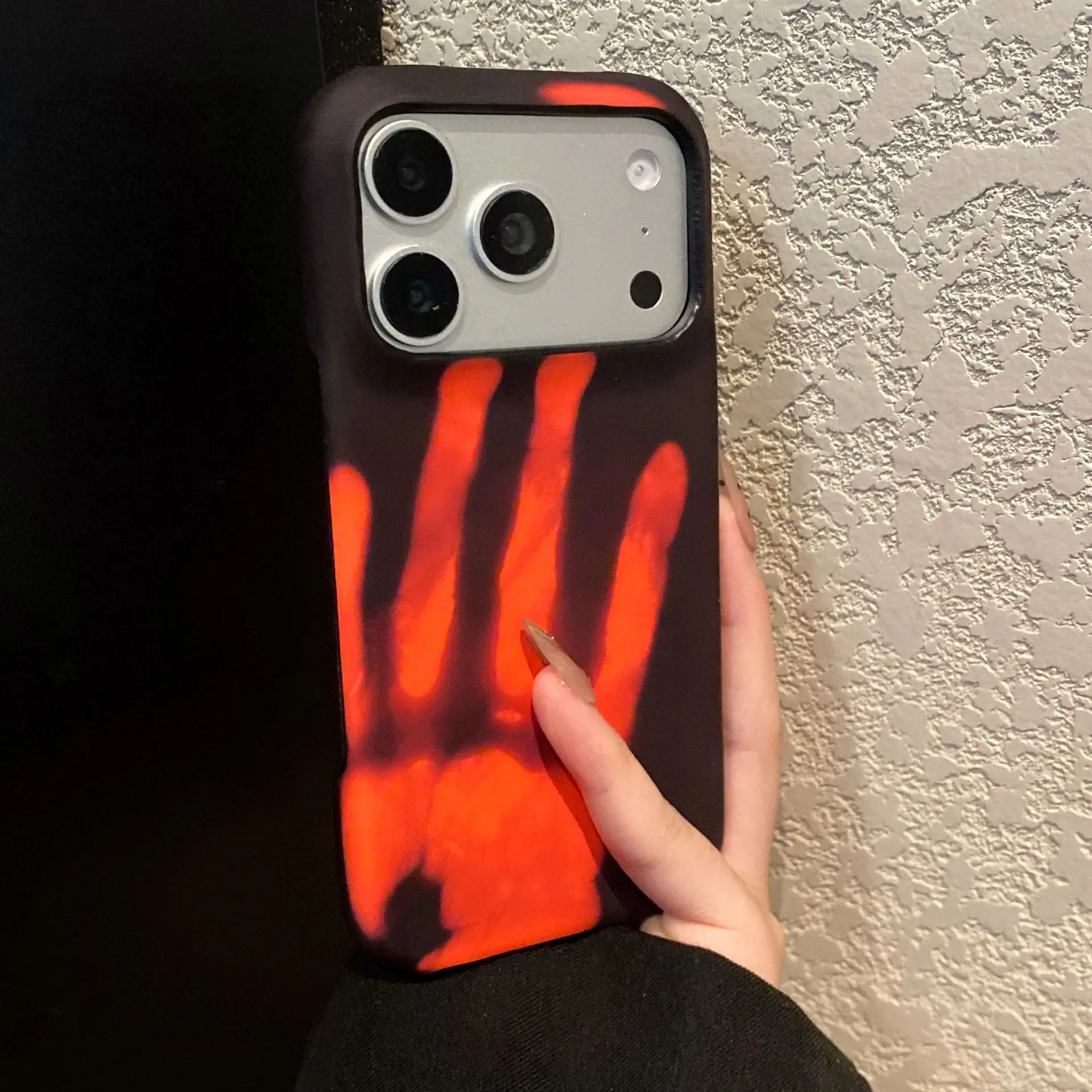 Heat-Sensitive Color-Changing Halloween-Themed Cellphone Case for iPhone 17/18 Pro Max - Semi-Wrap Hard Casing, Customizable Trendy Cover, Mobile Phone Accessories with Protection