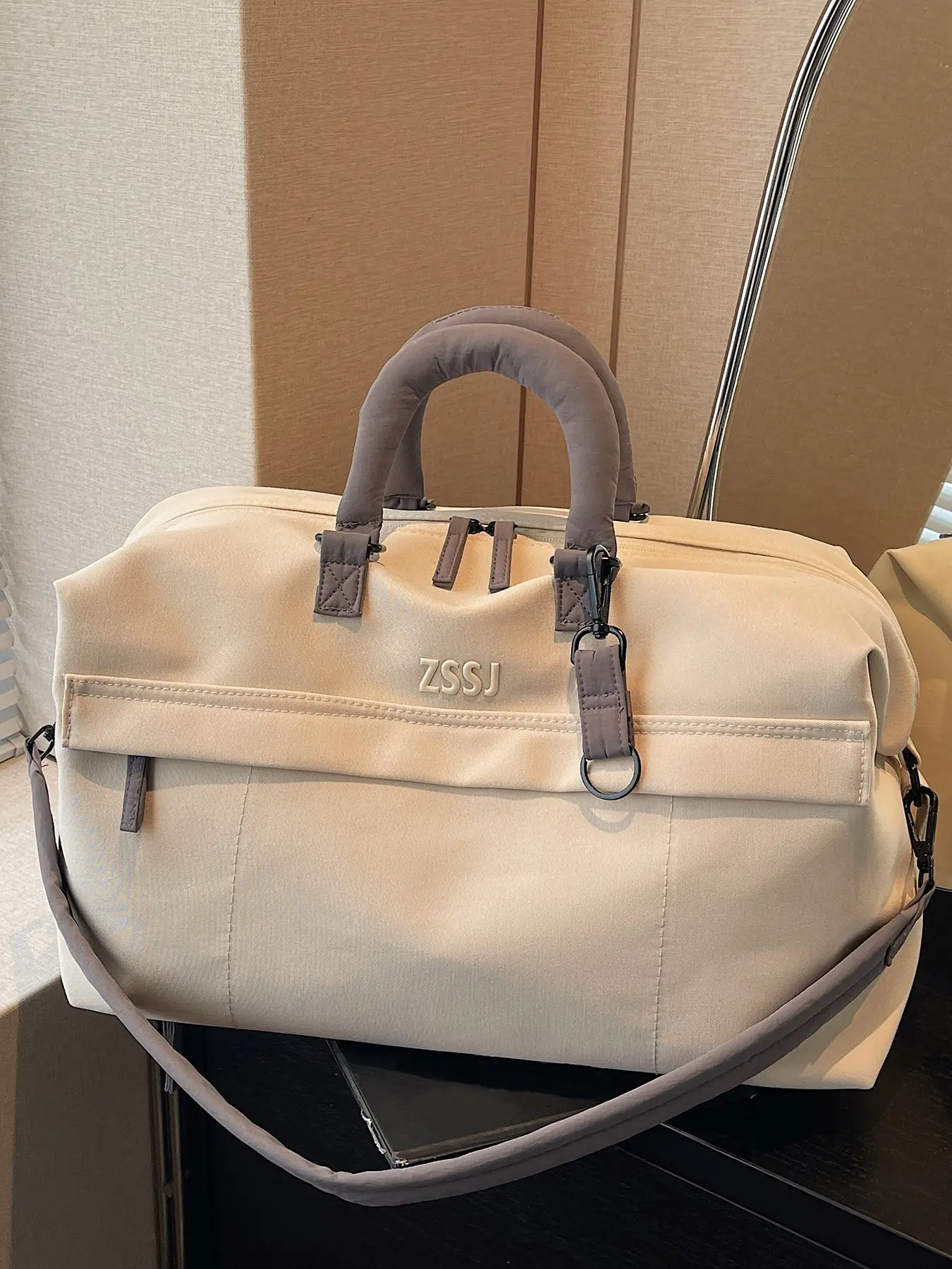 Cylindrical tote bag, Casual crossbody bag, a large capacity storage bag suitable for short trips, can be worn as a fitness bag cross body, durable and lightweight sports training and travel bag with multiple compartments for easy organization