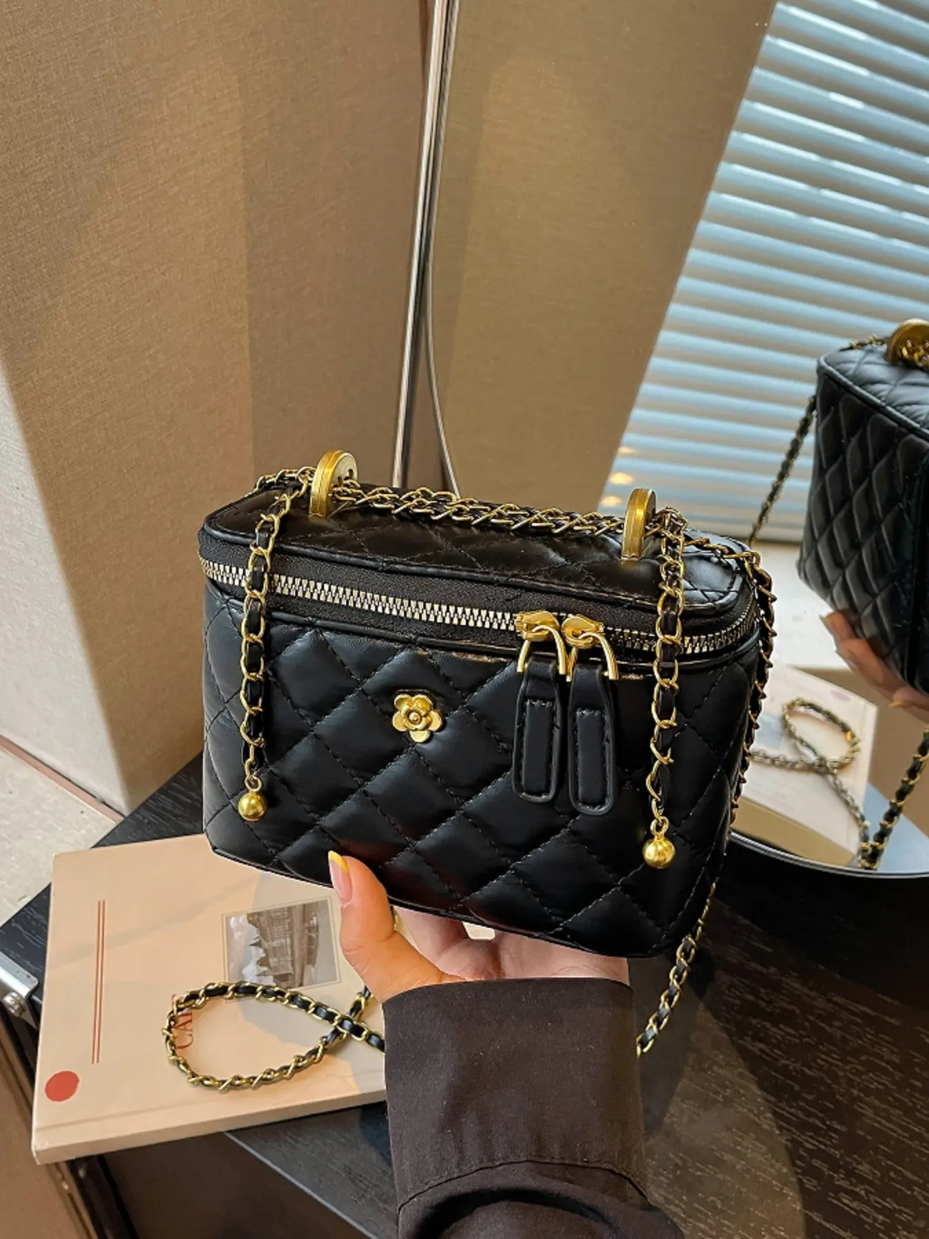 Retro luxury quilted mini square crossbody bag, adjustable chain strap simple niche women's elegant small bag for daily casual shoulder bag Fashion Square Bag