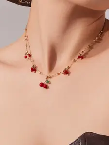 A sweet cherry pendant necklace with a fine chain, suitable for wearing in various relaxed and casual scenes such as daily commuting, dating, and traveling.