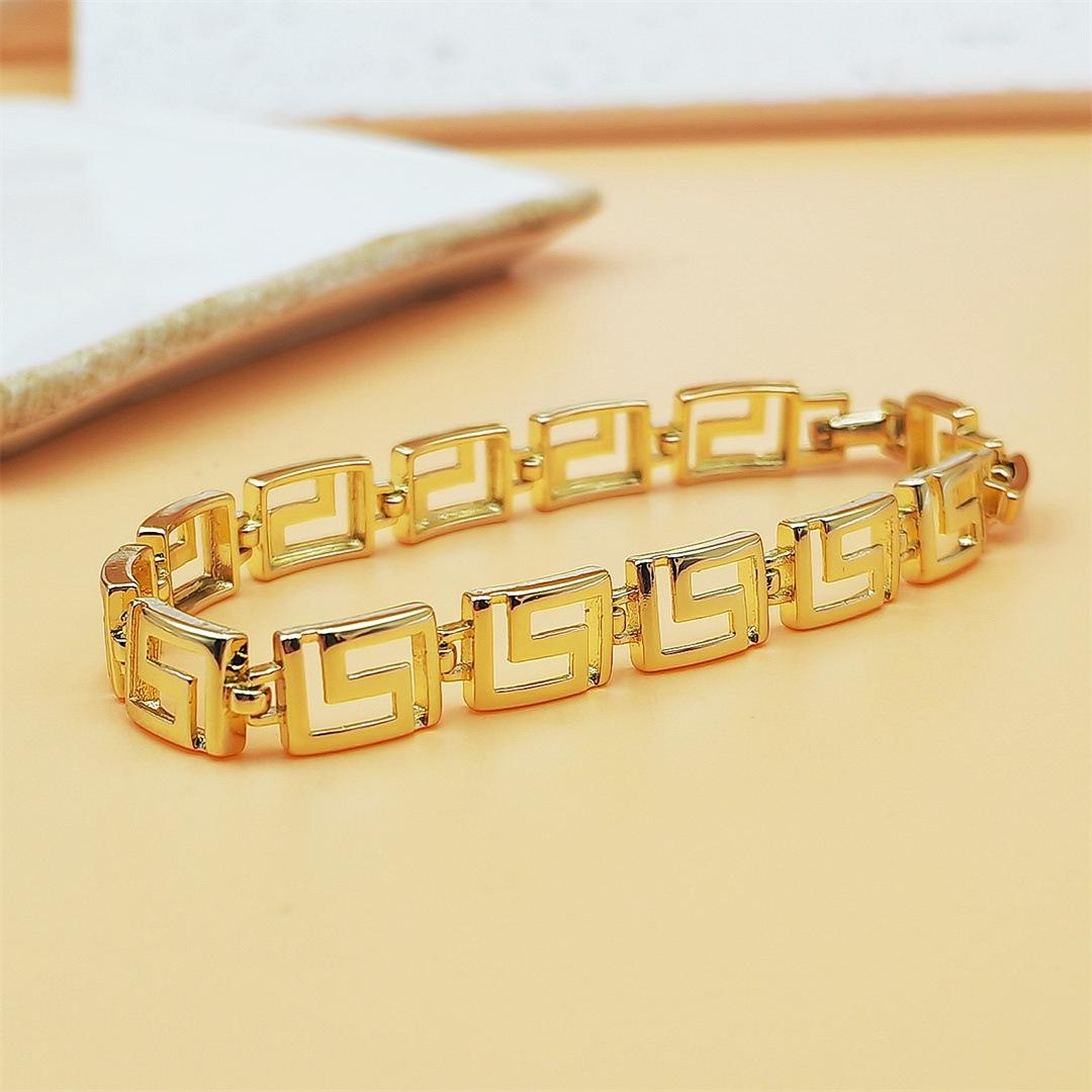 Vintage Letter Chain Bracelet for Women Trendy Lock Charm Bracelet Retro Y2K Aesthetic Stackable Jewelry Cute Everyday Stacking Bracelets for Streetwear Party Gifts Daily Outfits