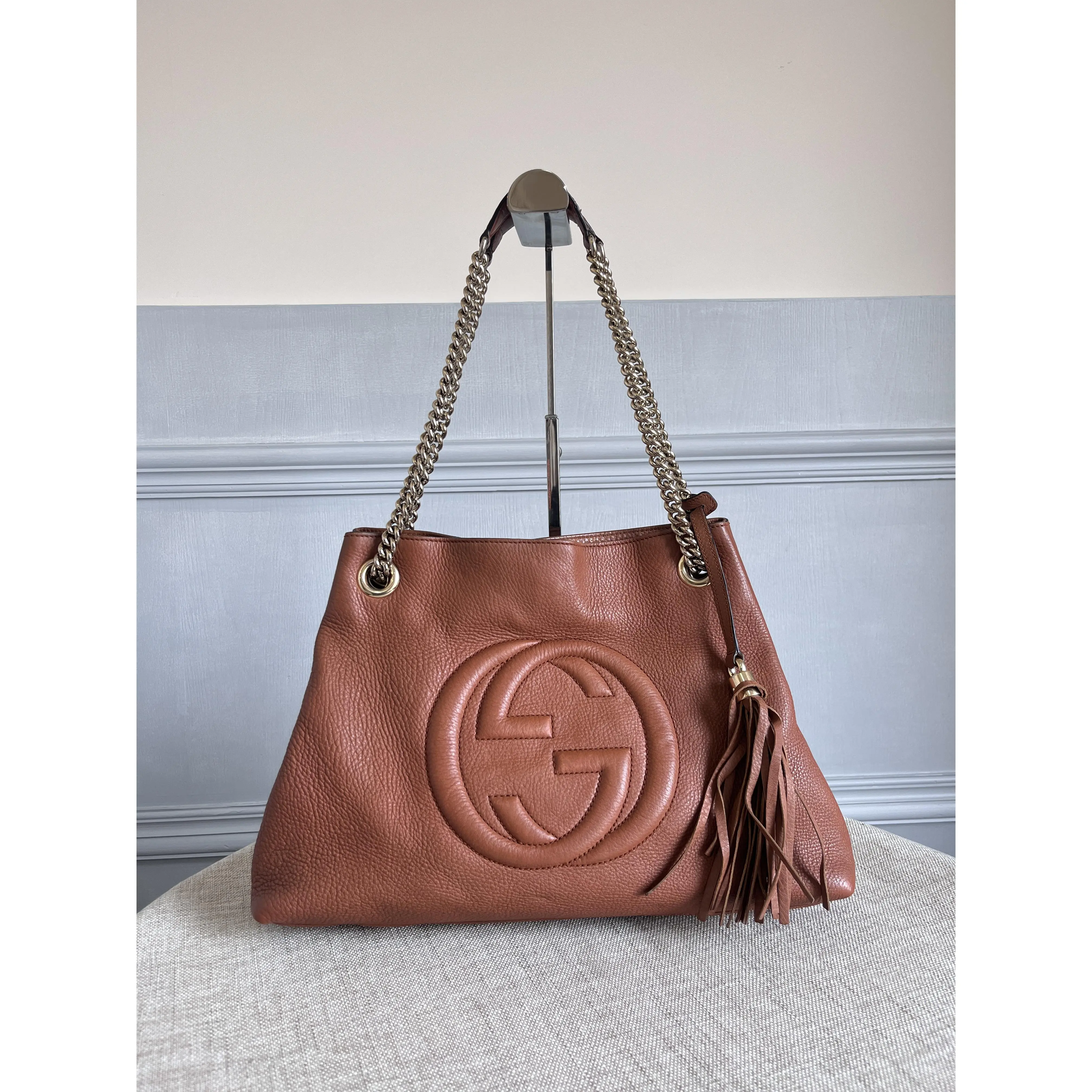 Pre-owned GUCCI Authentic Soho Tote Bag Cognac Brown Pebbled Leather Embossed Interlocking GG Logo Leather Tassel Fringe Chain Shoulder Bag Gold Hardware
