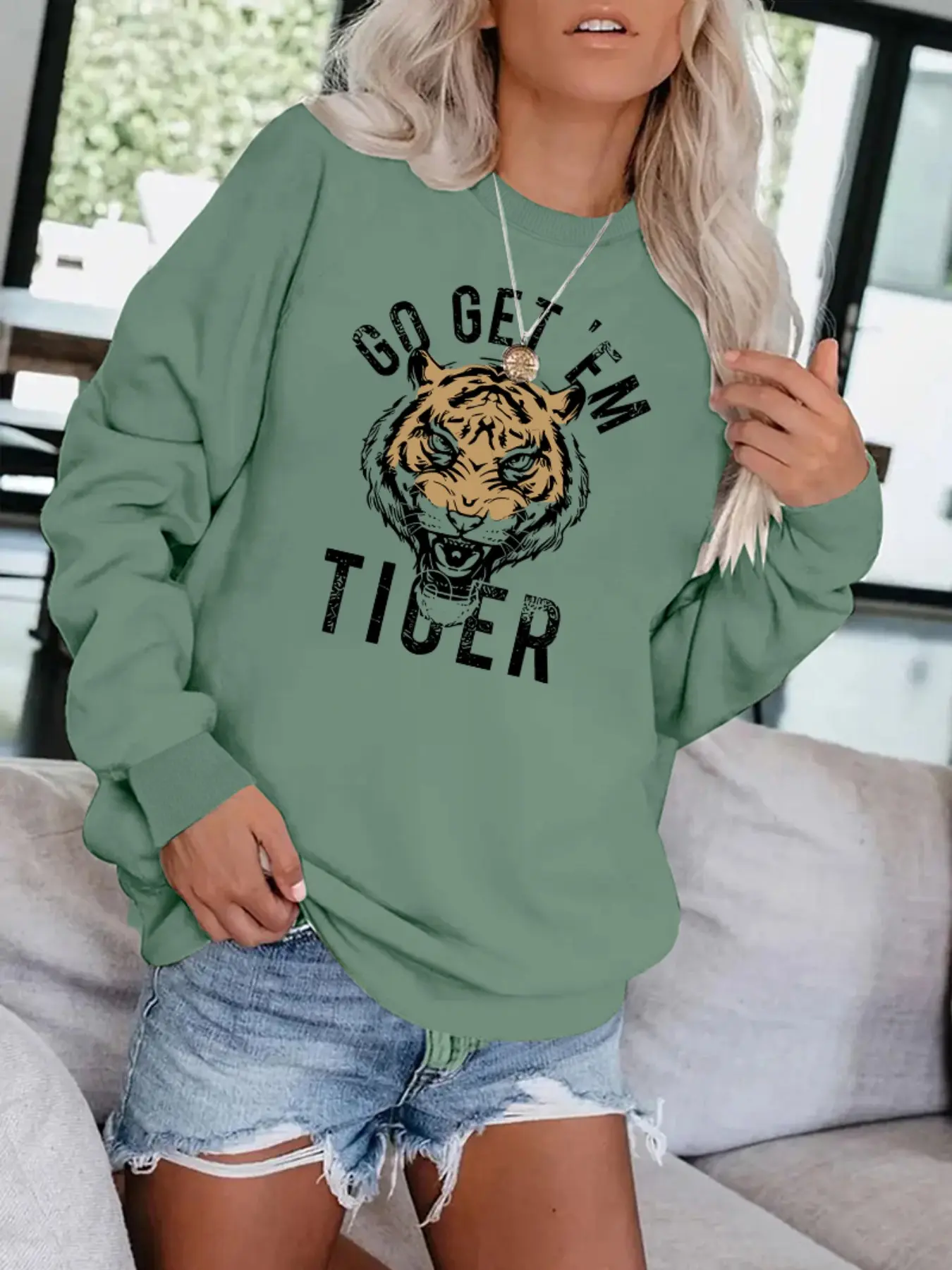 Women's Casual Tiger Print Long Sleeve Sweatshirt, Soft Round Neck Pullover, Fall & Winter Comfort, Durable Fabric