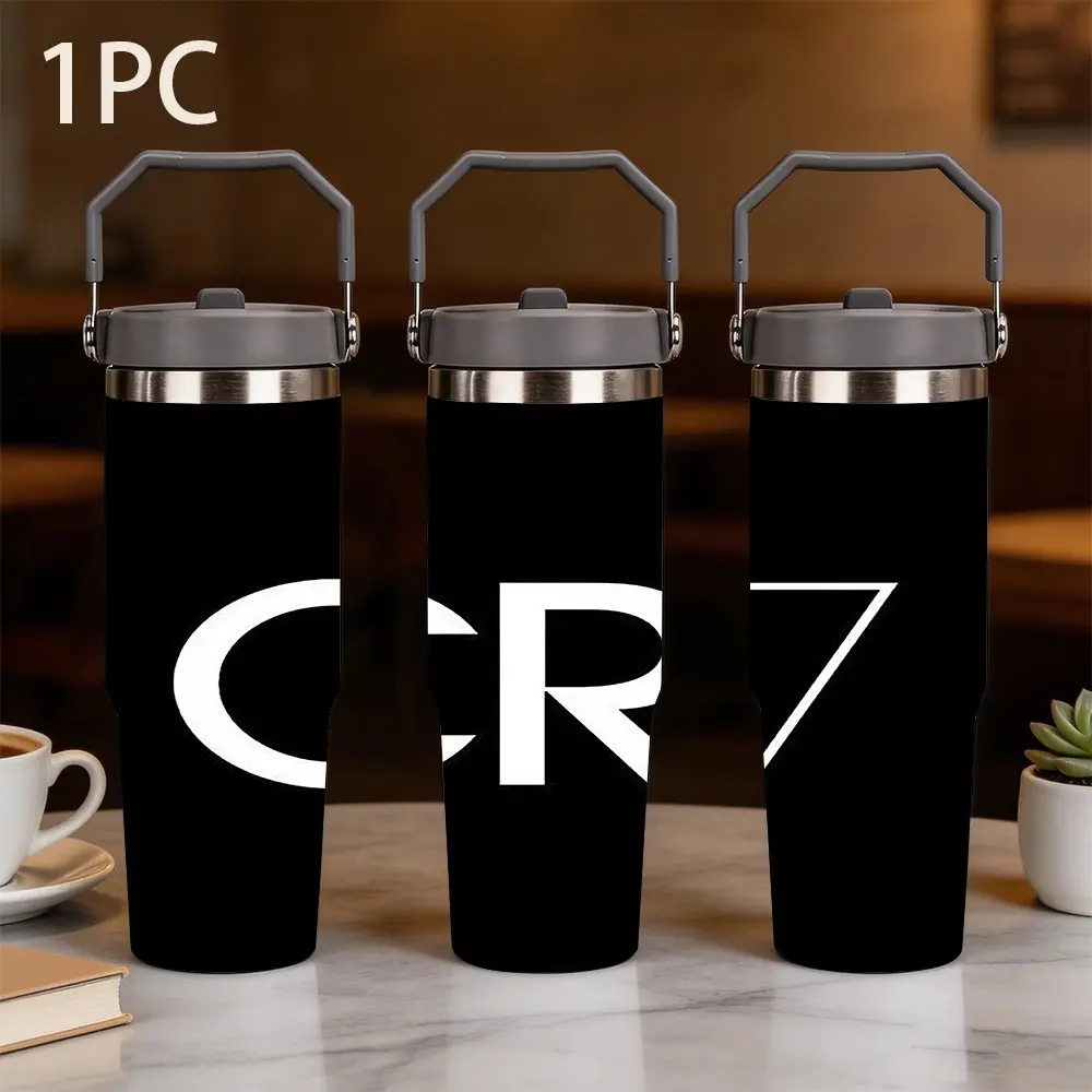 1pc 30oz large-capacity portable insulated cup printed with Cristiano Ronaldo's classic white large letter pattern. The pure black cup body with CR7 letters in a simple and elegant trendy style, with a rotating seal lid and a gray portable handle