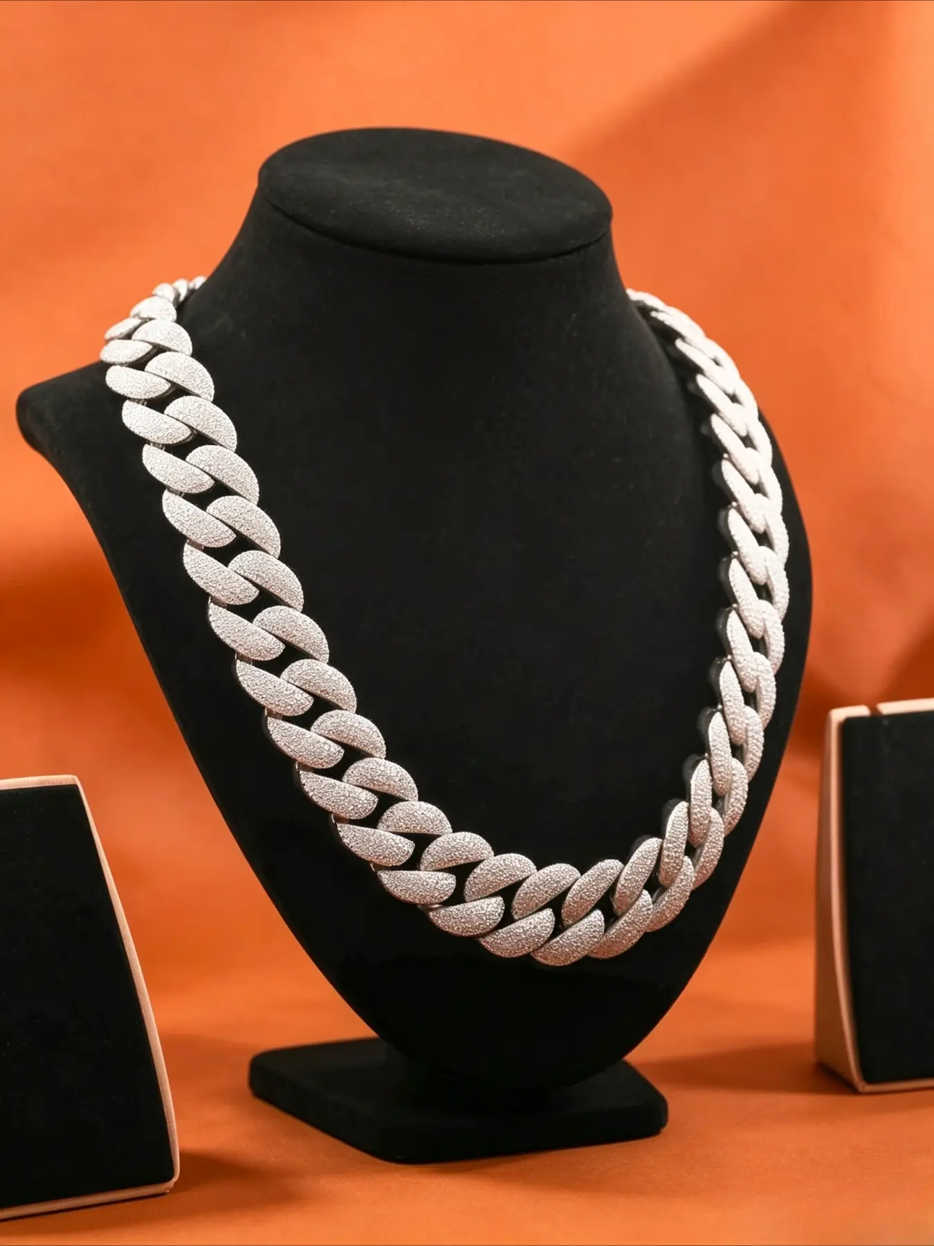20Mm bubble custom rabbit button head unisex hip-hop style party model, Miami style solid thickened full diamond Cuban thick chain, the chain body is full of thick weight, chilled diamond surface luxury visual effect, Cuban Link Necklace