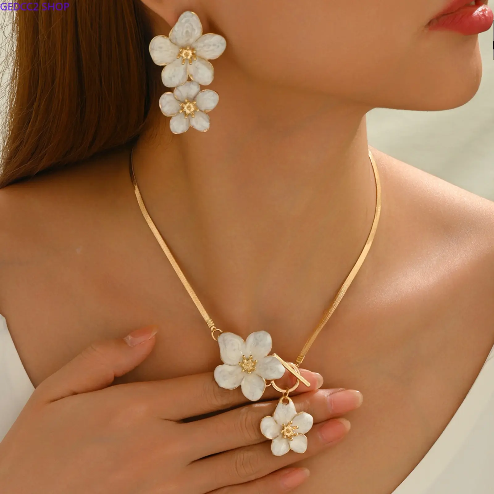 Female 2-Piece White Flower Necklace-Earrings Set, Elegant Floral Pendant Jewelry with Gold Chain, Wedding Wear & Daily Use Accessories for Women