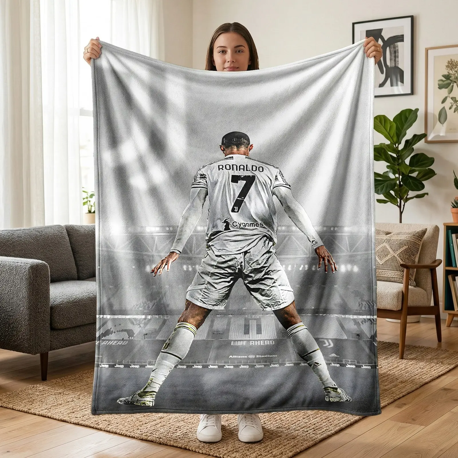 1pc Ronaldo Juventus No.7 Black White Stadium Fleece Blanket, Grey Tone Arena Background CR7 Back Classic Celebration Football Star Print. Soft Warm Throw for Sofa, Bed, Office, Camping Trip, Ideal Christmas Gift.