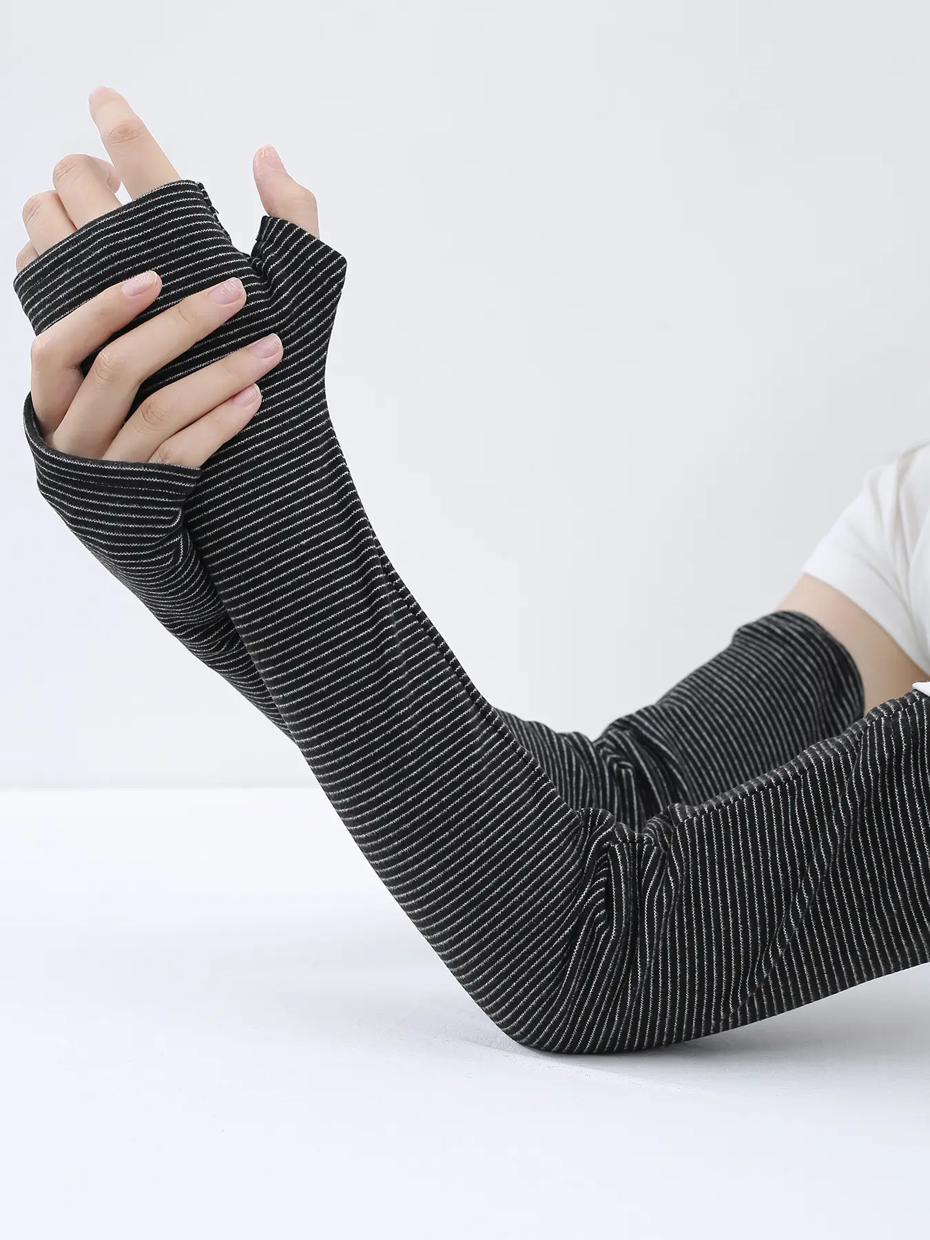 Thick Warm Arm Sleeves for Women and Men, Fitted Striped Casual Design, Fall & Winter Gloves, Ideal for Air Conditioning Rooms and Driving