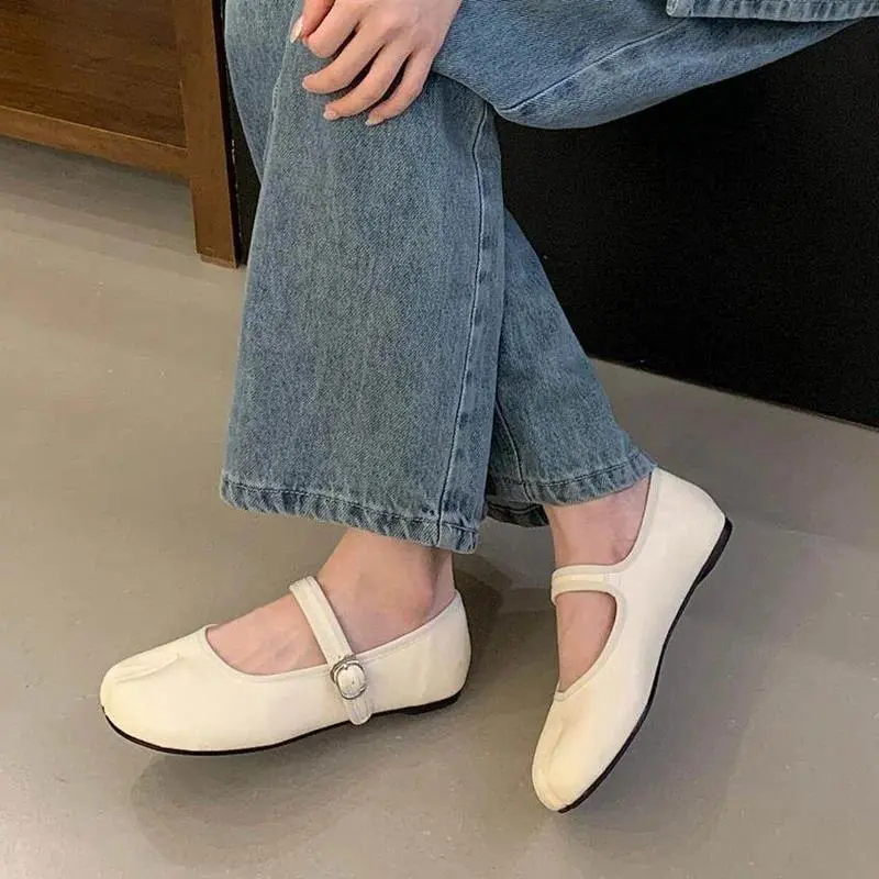 2026 New Spring Flats Tabi Ninja Shoes Women Fashion Vintag Split Toe Ballet Comfy Flat Ballerina Soft Casual  Ankle Strap Mujer
